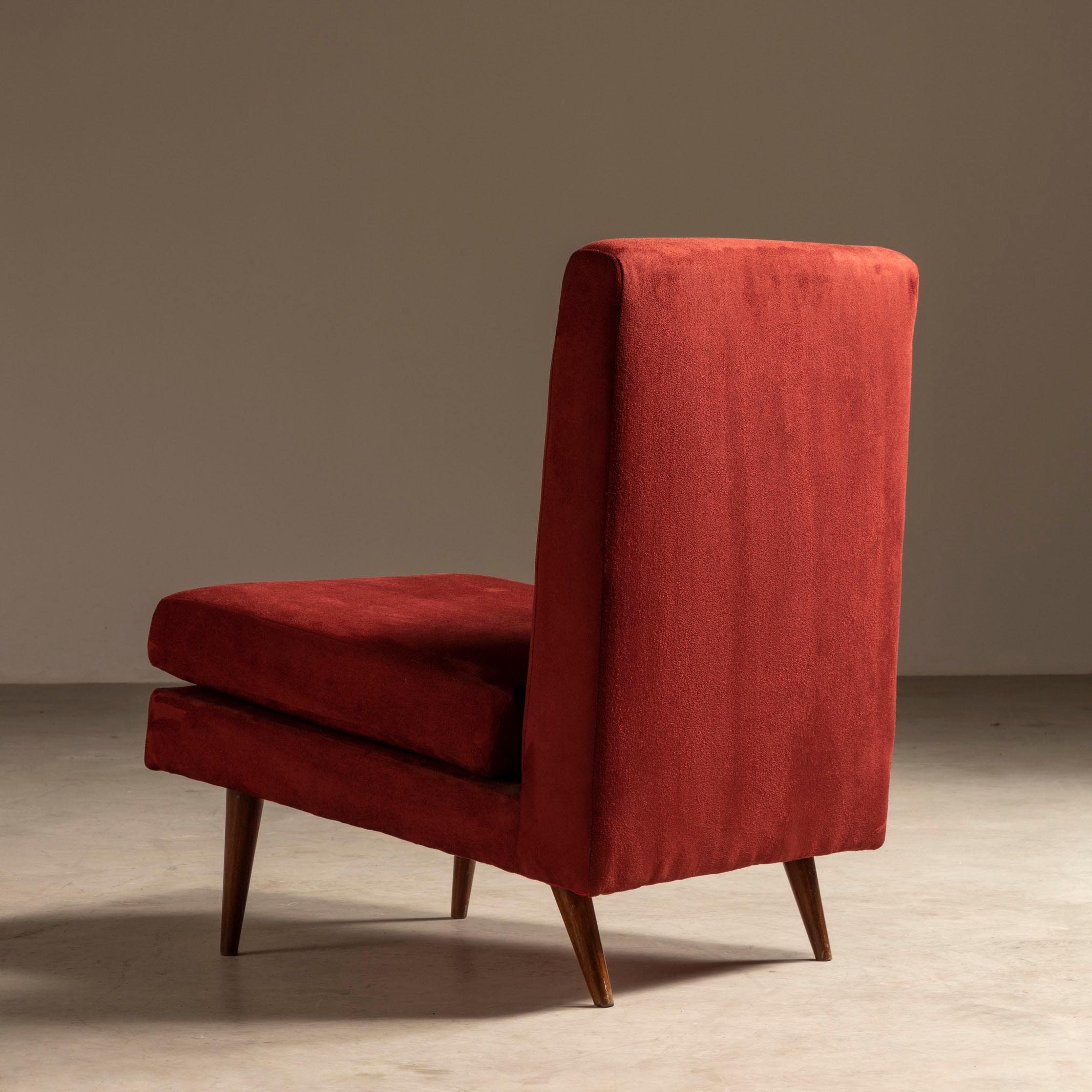 20ième siècle Fauteuil de salon brésilien moderne du milieu du siècle dernier, par Joaquim Tenreiro en vente