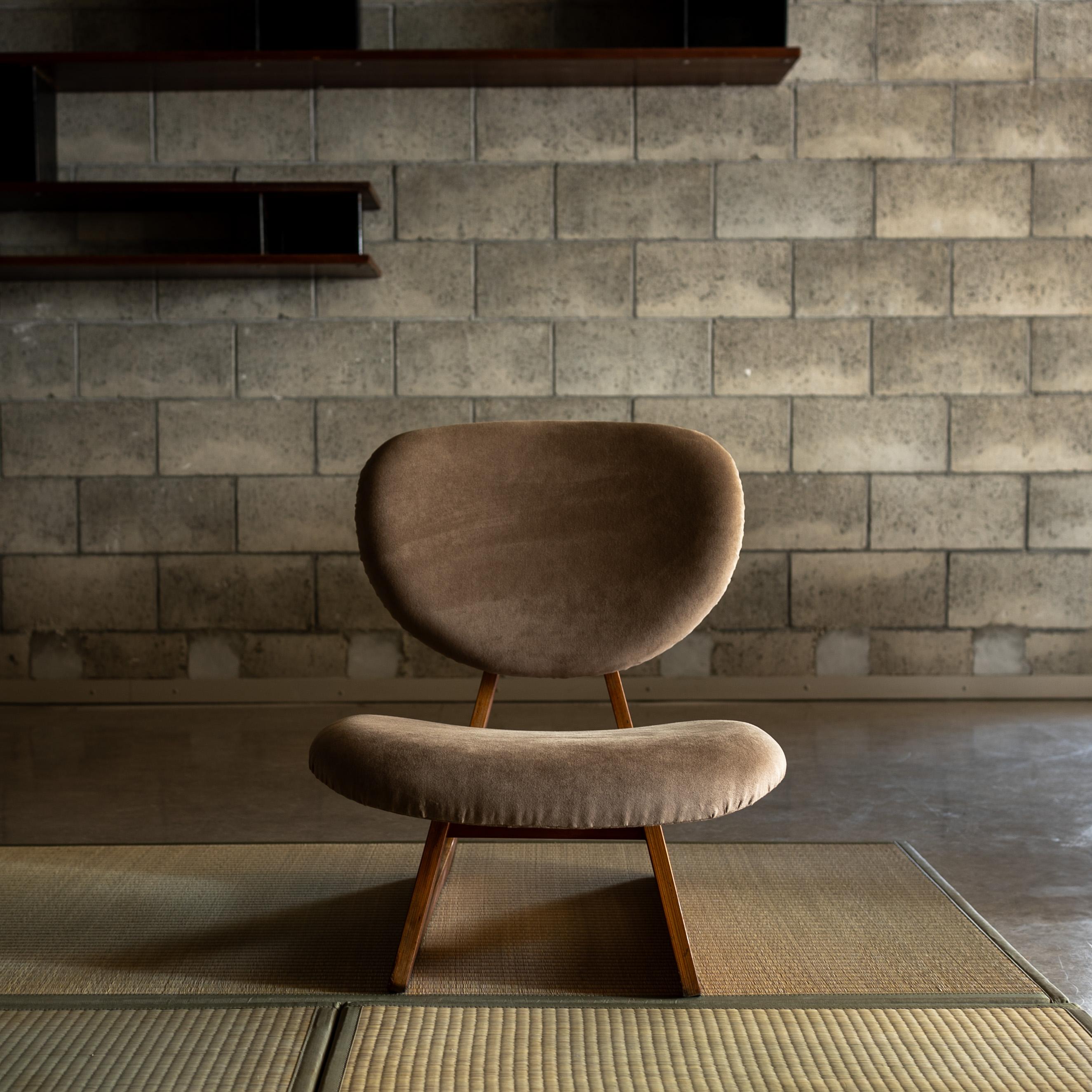 The rare model of fixed chairs line that was created by Junzo Sakakura Architectural Research Institute in collaboration with design by  Daisaku Cho. 

Crafted in the 1970s, this model captures the essence of Japanese design, seamlessly blending