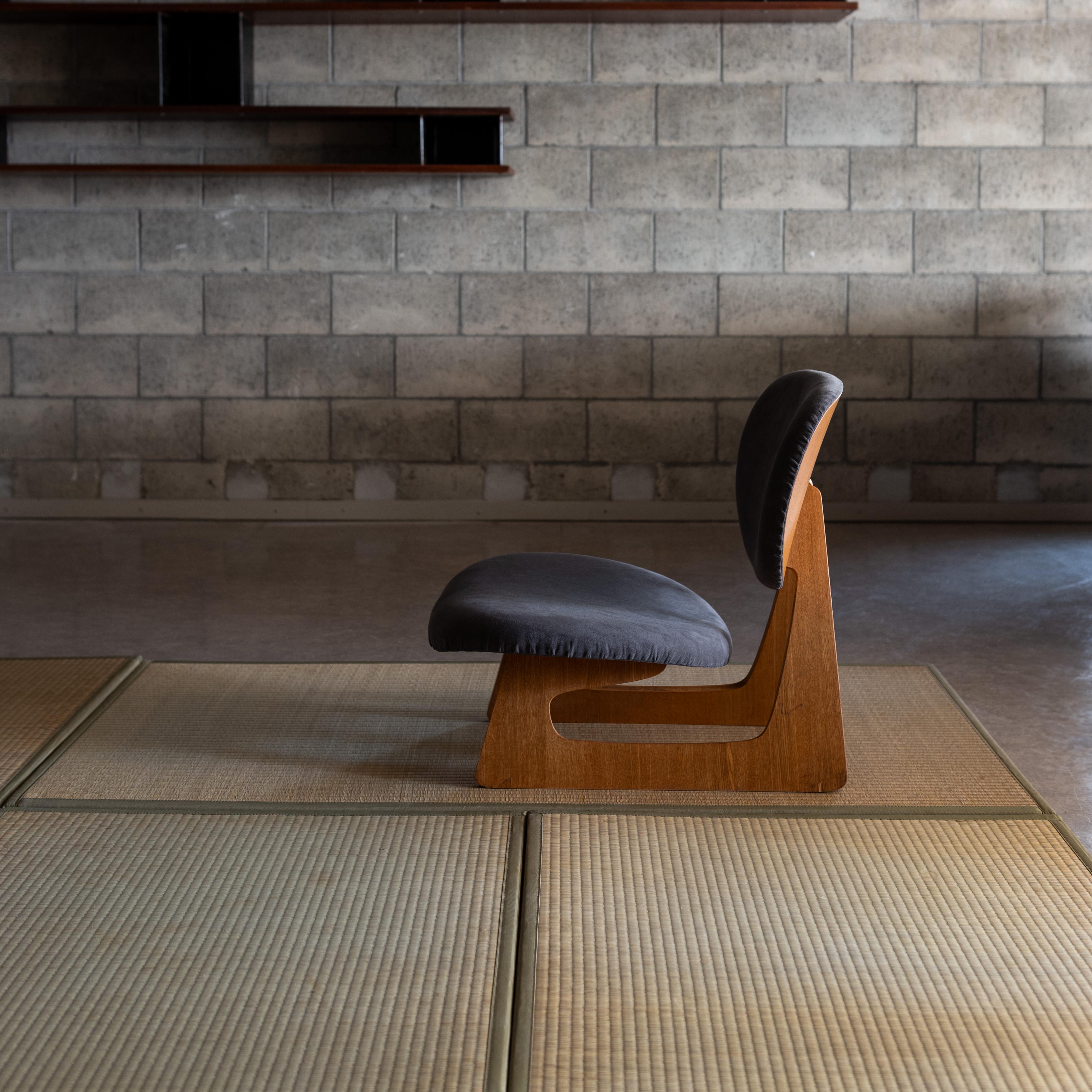 We introduce you low chair model that was created by Junzo Sakakura Architectural Research Institute in collaboration with design by  Daisaku Cho. 

Produced in the 1960s, this model highlights Japanese style, embodying comfort and aesthetics for