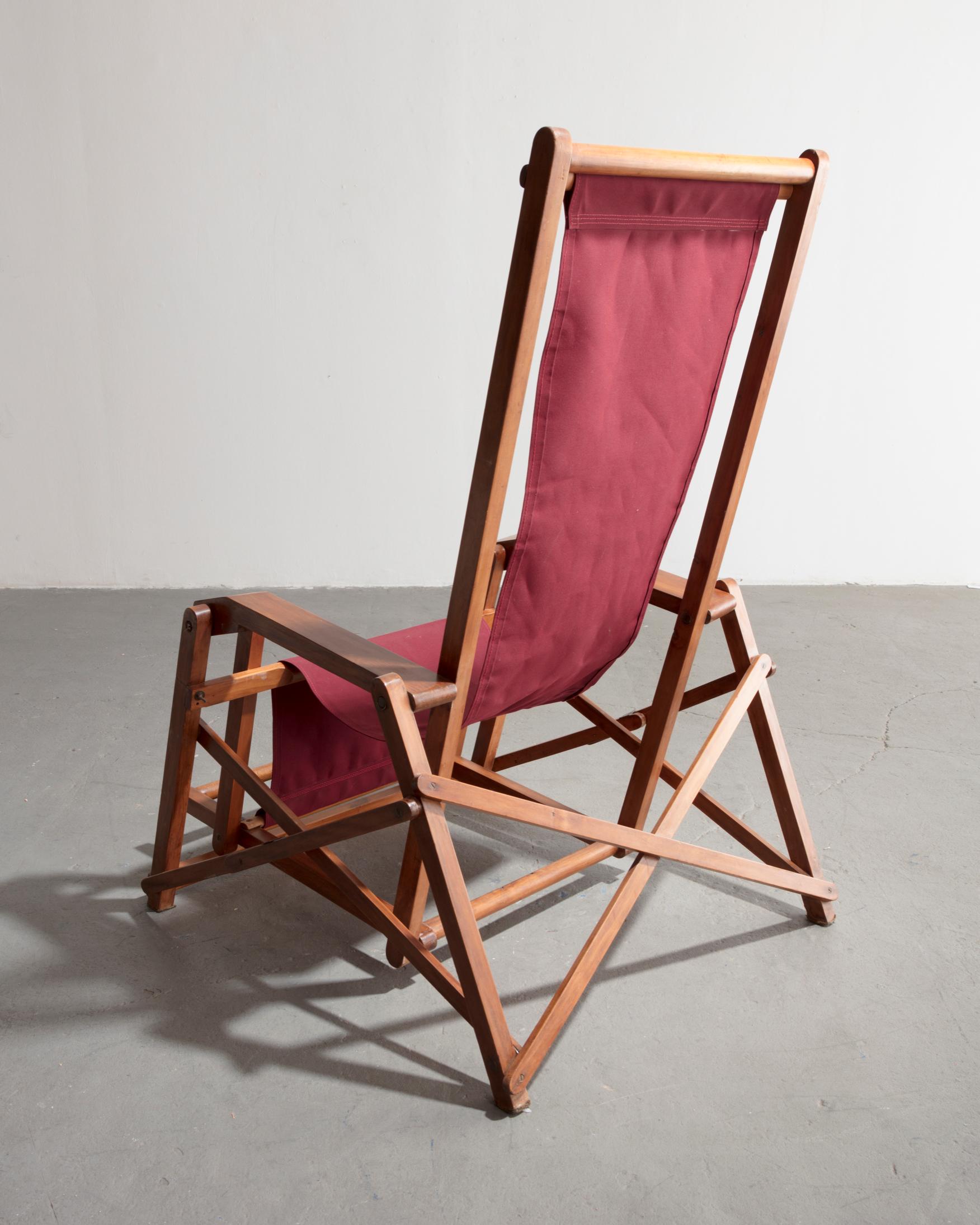 Lounge chair with slung canvas seat on wooden frame. Designed by Lucio Costa, Brazil, 1960s.