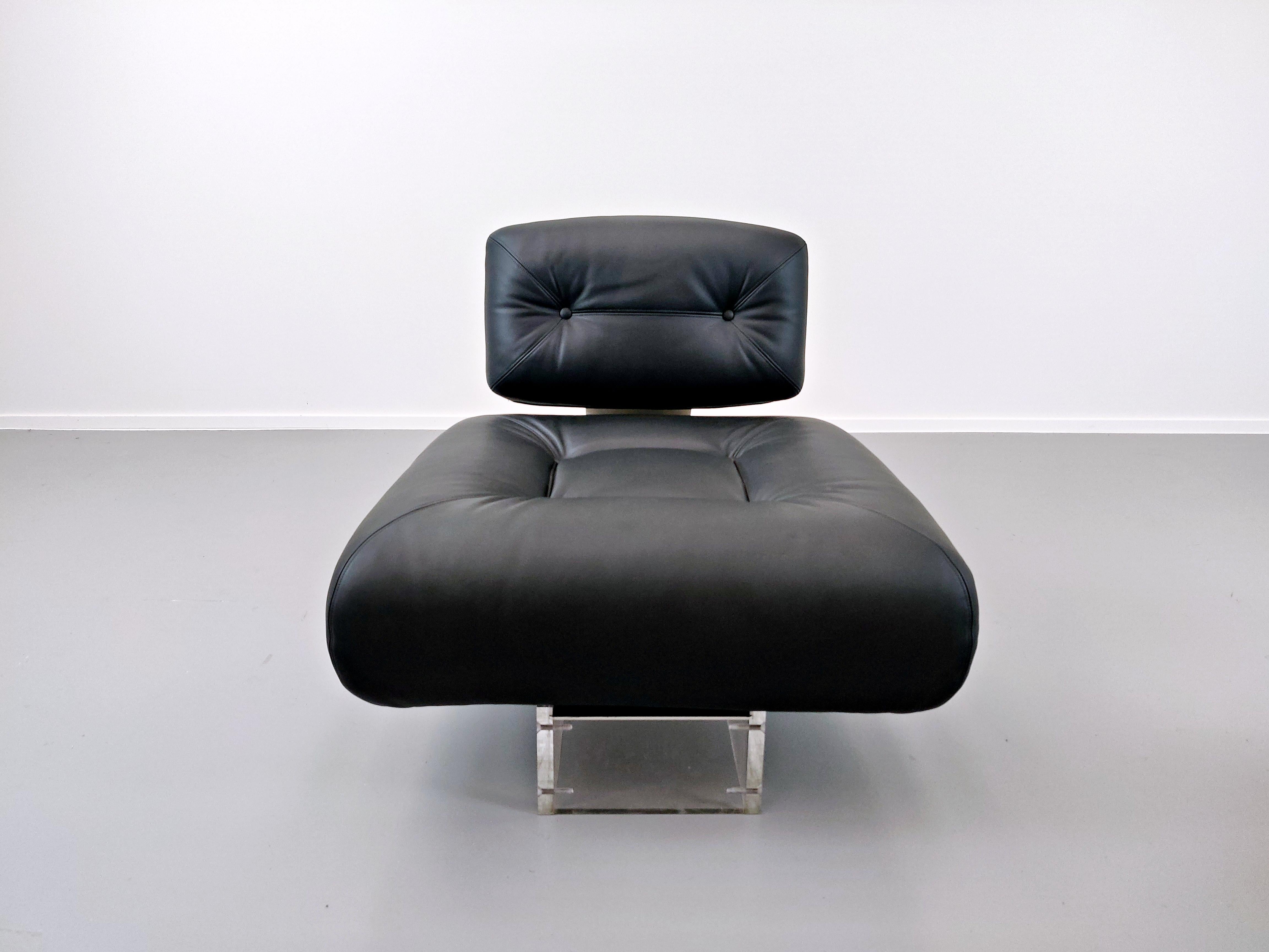 Lounge Chair by Oscar Niemeyer in Plexiglass, Steel and Black Leather 8