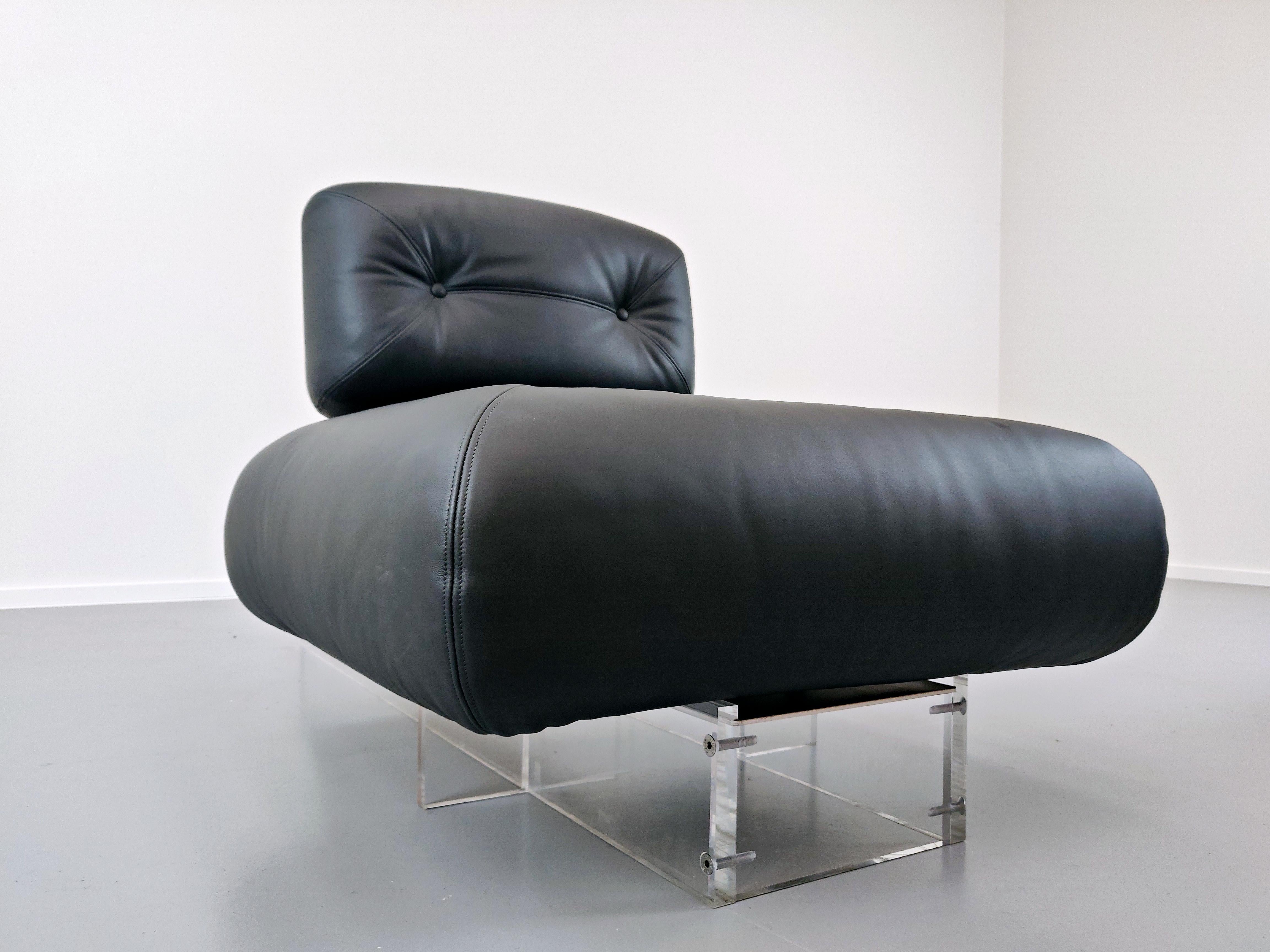Lounge Chair by Oscar Niemeyer in Plexiglass, Steel and Black Leather 11