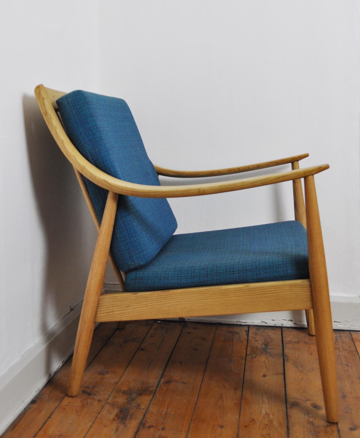 Lounge chair designed by Peter Hvidt & Orla Mølgaard-Nielsen for France & Daverkosen in Denmark in the 1950s. Frame made in elm. Backrest with seven spindles and the seat rest features vinyl-covered springs. Foam cushions upholstered in textured