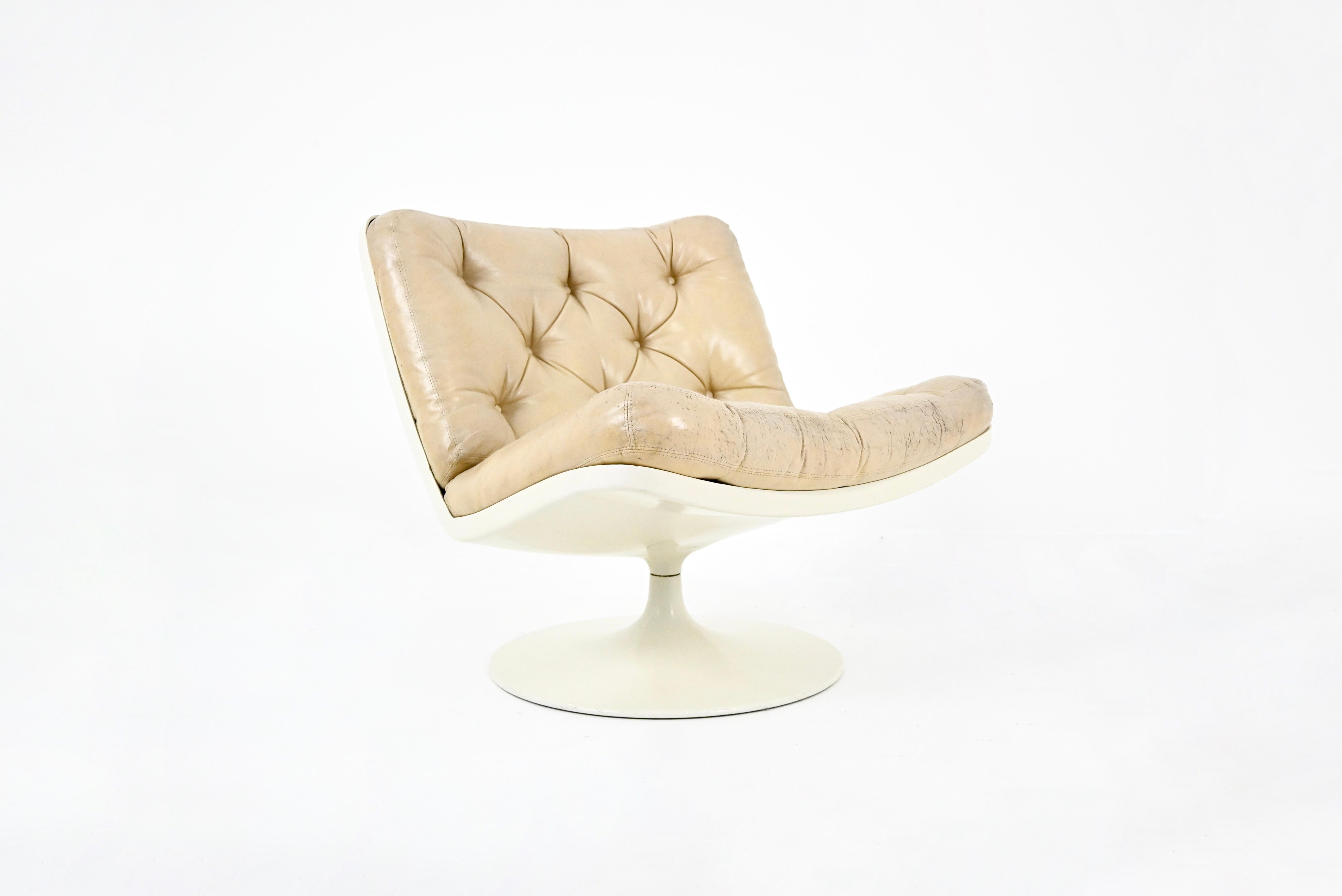 Silla giratoria de cuero, carcasa de fibra de vidrio y pata de metal. Altura del asiento 42 cm. Desgaste debido al tiempo y a la edad. 
PARA EL ENVÍO, CONSÚLTANOS PARA RECIBIR EL MEJOR PRECIO
