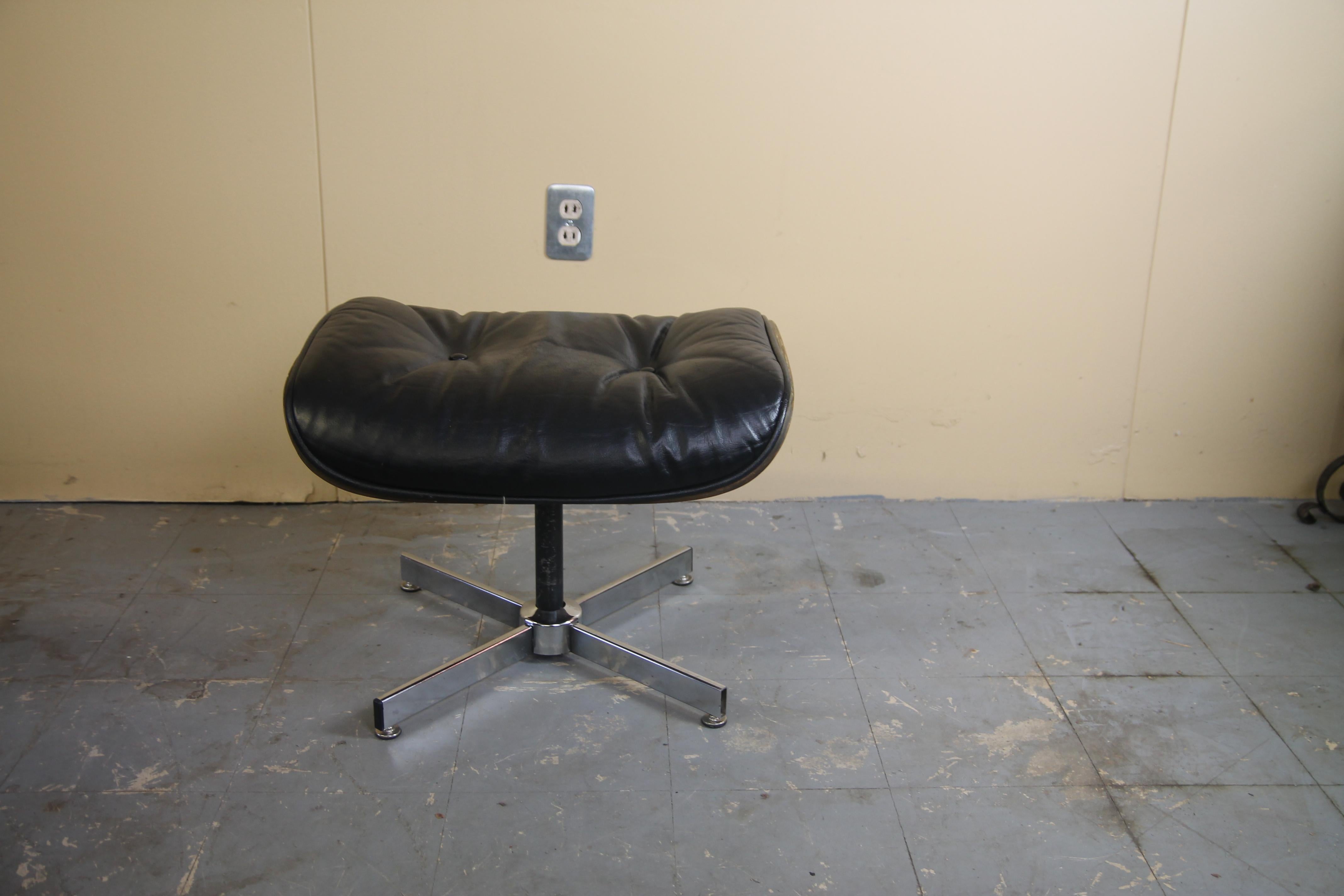 Lounge Chair by Selig in the Style of the Eames 670 In Good Condition In Asbury Park, NJ