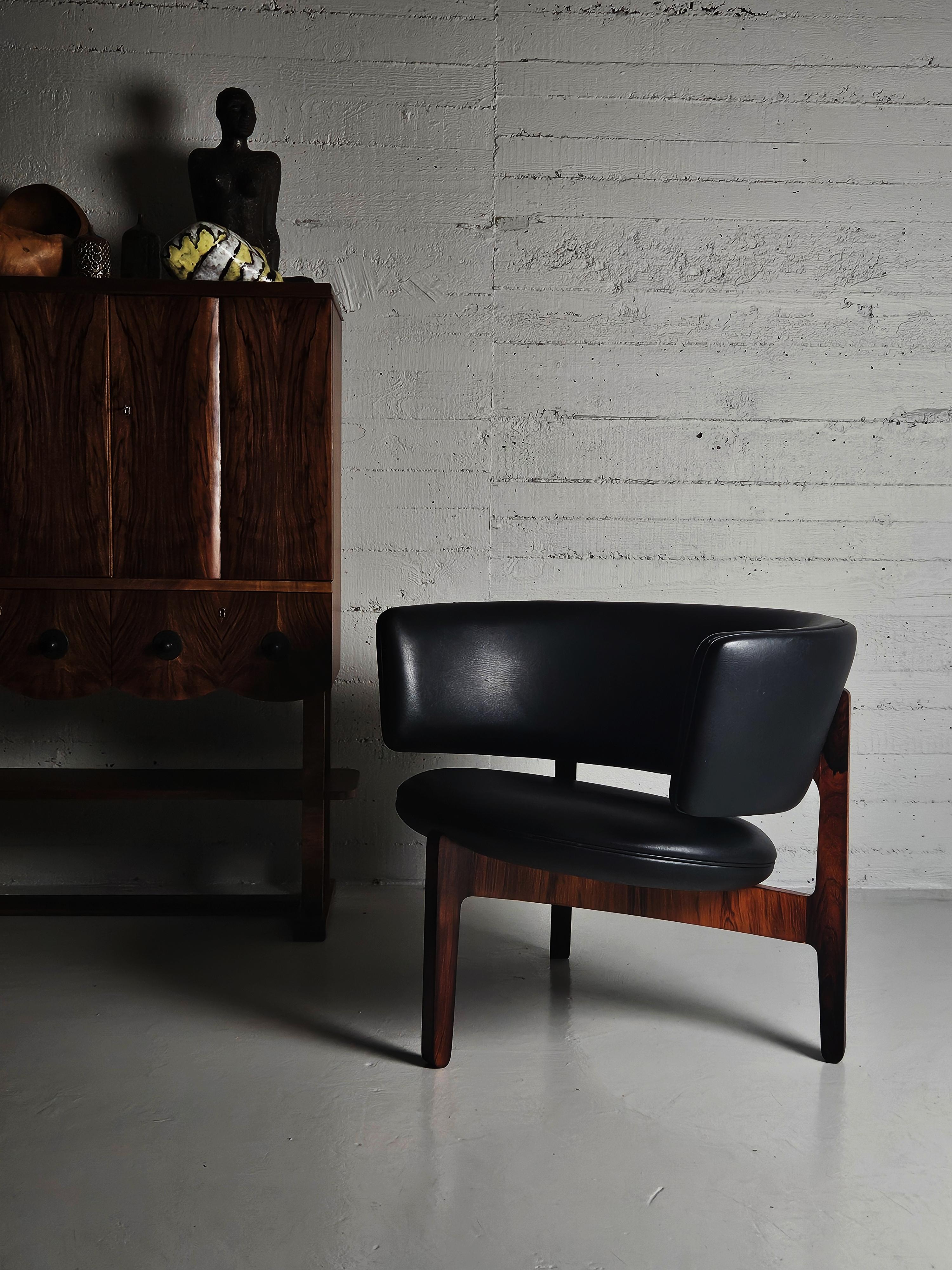 Loungesessel, entworfen von Sven Ellekaer und hergestellt von der Christian Linneberg Møbelfabrik in Dänemark, 1962.

Schönes Design mit einem dreibeinigen Gestell aus Palisanderholz und einer mit Kunstleder gepolsterten Sitzfläche und Rückenlehne.