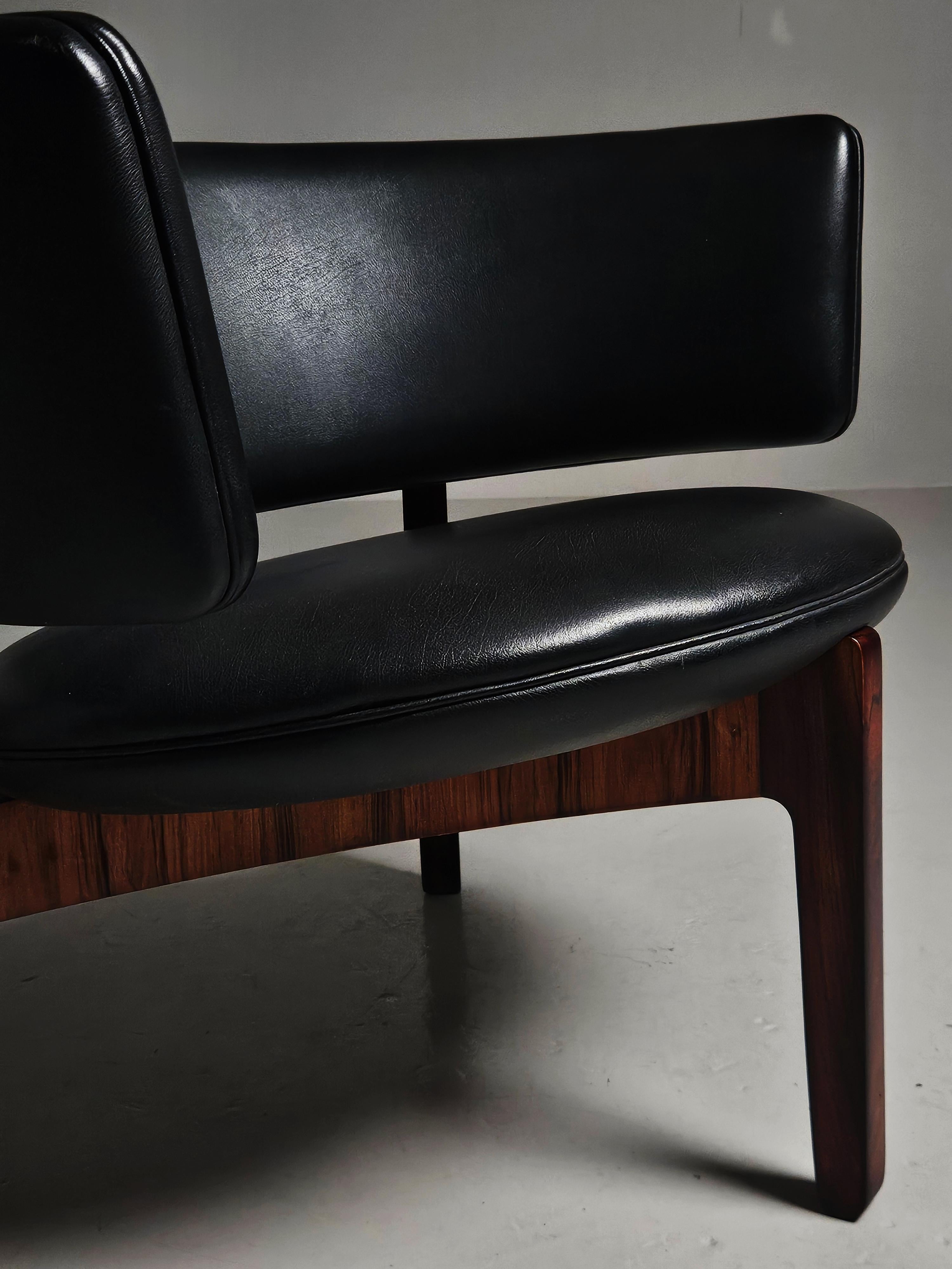Lounge chair by Sven Ellekaer for Christian Linneberg, Denmark, 1960s (Kunstleder) im Angebot