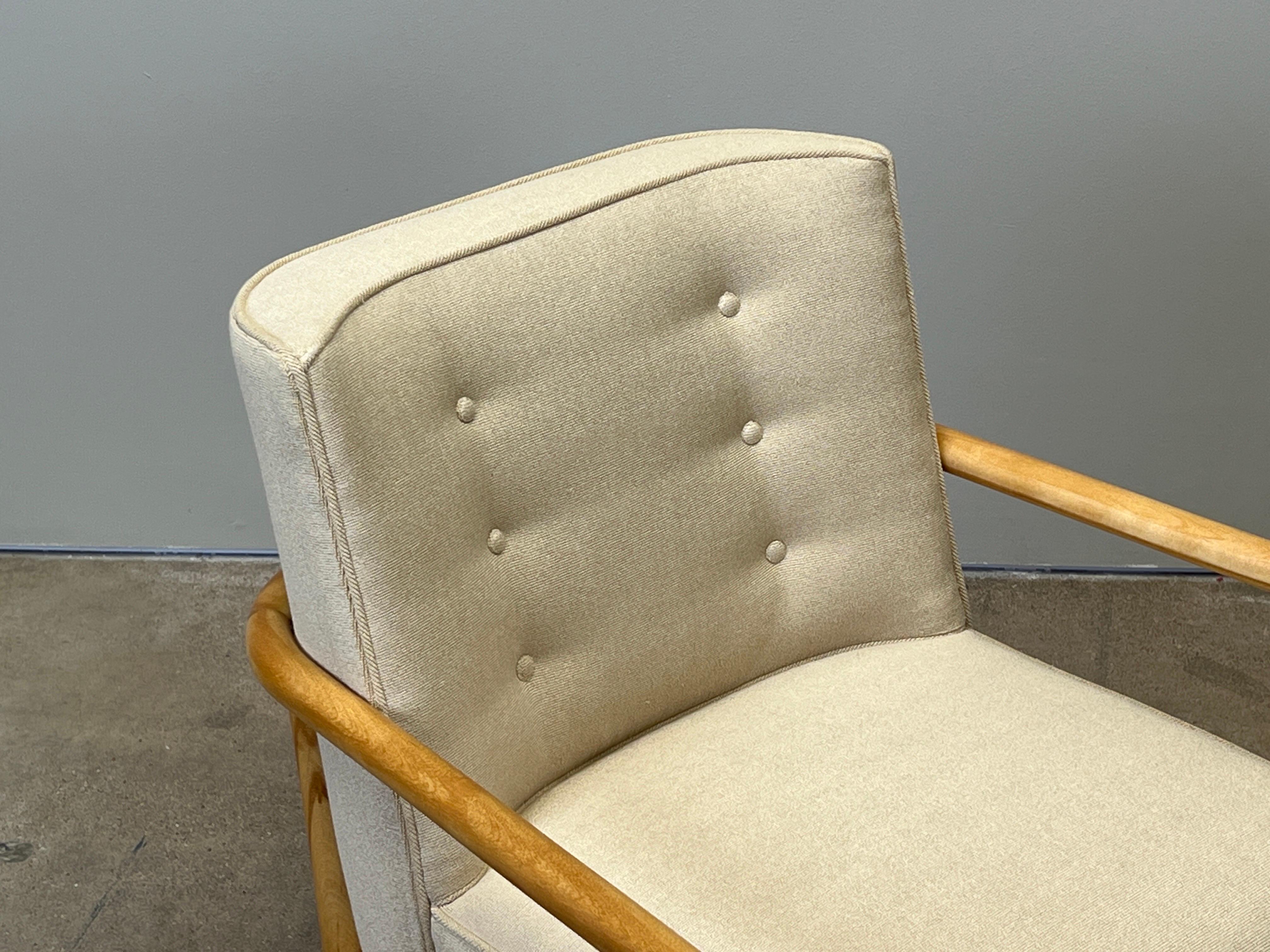 Ein Loungesessel mit Ahorngestell, entworfen von T.H. Robsjohn-Gibbings für Widdicomb. Neu lackiert und neu gepolstert in Glant / Silk Epingle  / #9749 Kamel. 