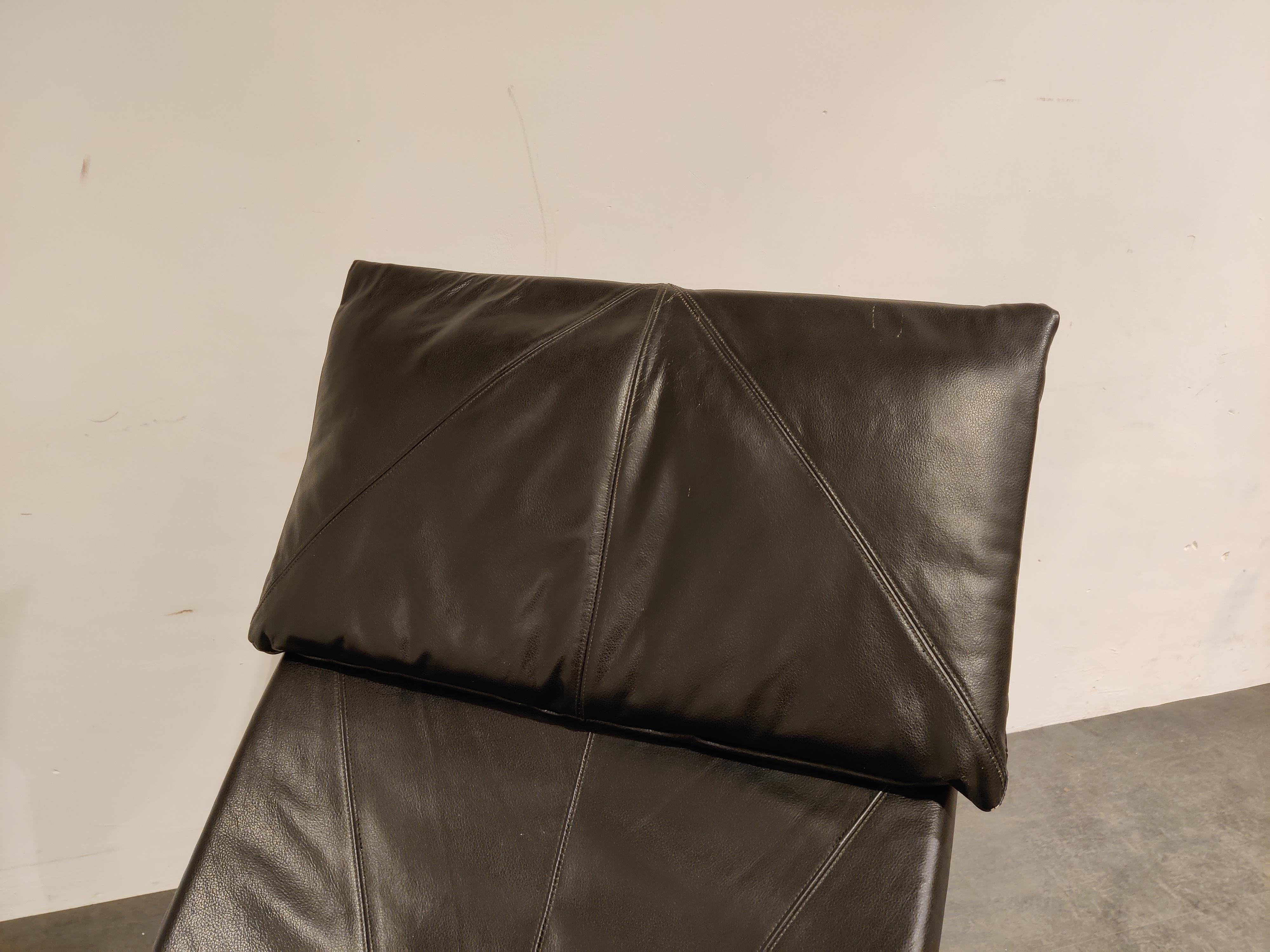 Vintage 'chaise longue' model 'skye' designed by Tord Björklund for Ikea in the 1980s.

The chair is amazingly comfortable and is in very good condition, barely used.

Nice thick leather cushions and chromed frame.

1980s -