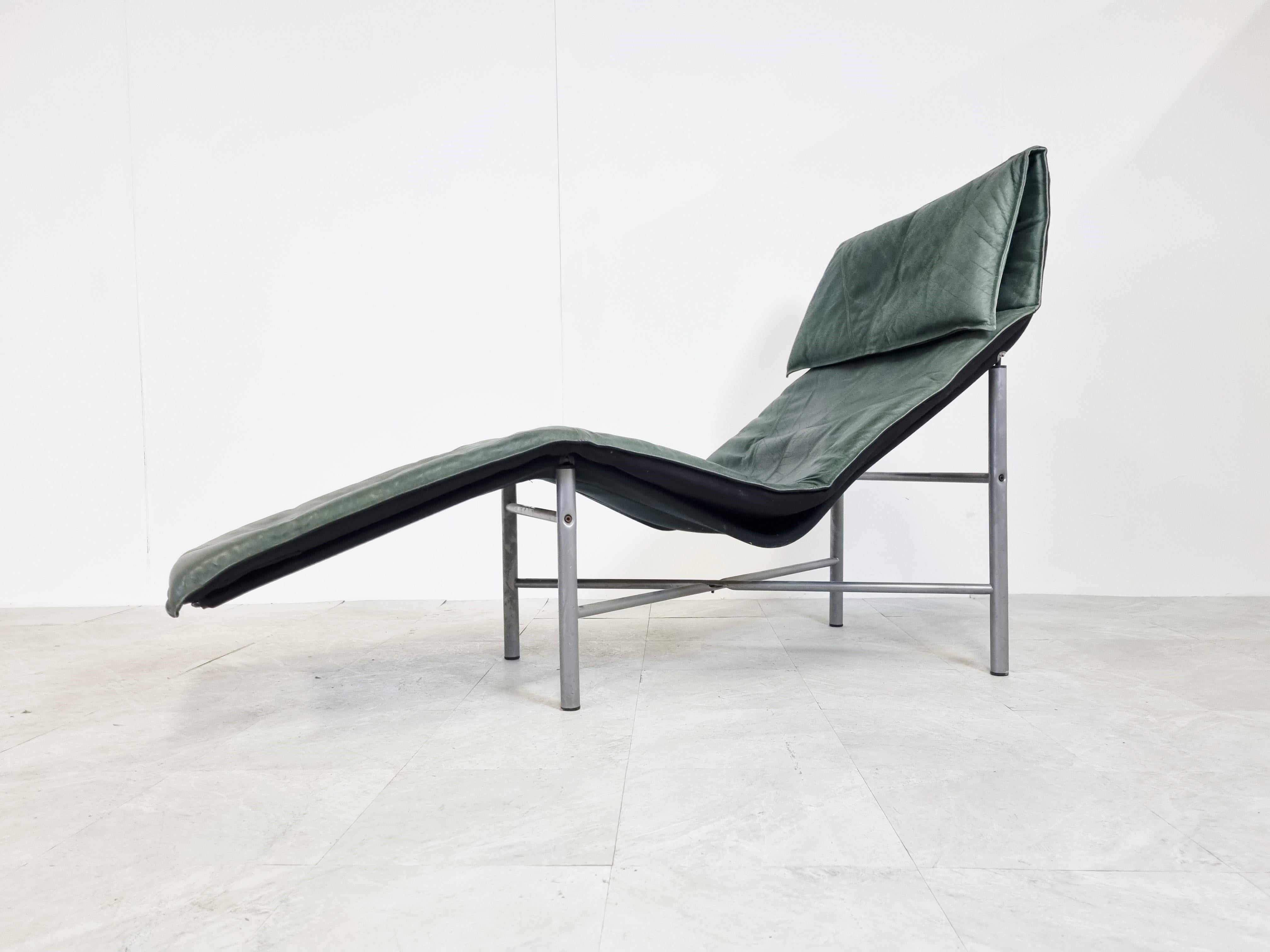 Vintage 'chaise longue' model 'skye' designed by Tord Björklund for Ikea in the 1980s.

The chair is amazingly comfortable and is in good condition.

Dark green leather

1980s - Sweden.

Dimensions:
Width 155 cm
Depth 69 cm
Height 96