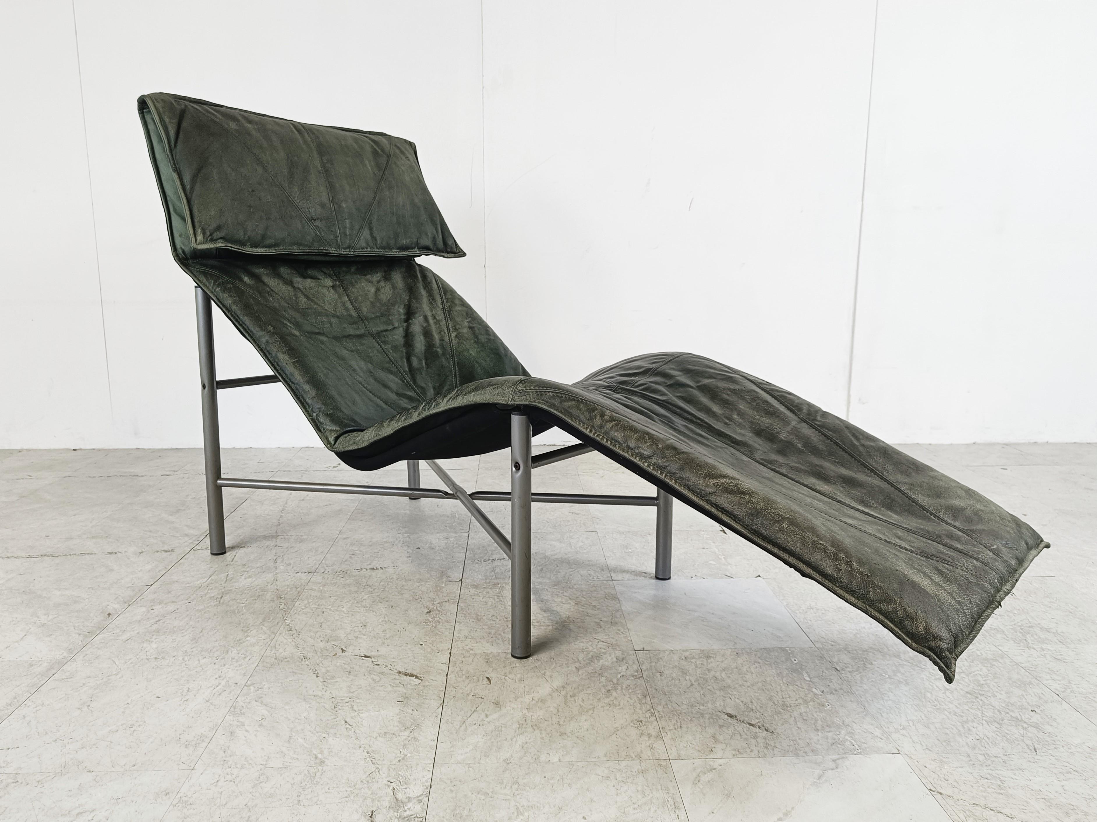 Vintage 'chaise longue' model 'skye' designed by Tord Björklund for Ikea in the 1980s.

The chair is amazingly comfortable and is in good condition.

Dark green leather

1980s - Sweden.

Dimensions:
Width 155 cm
Depth 69 cm
Height 96