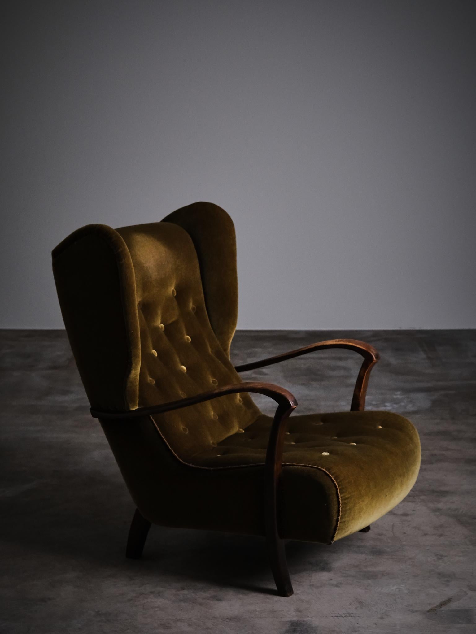Chaise longue fabriquée par un designer suédois anonyme au milieu du 20e siècle. 

Joli design avec une assise basse et incurvée. 