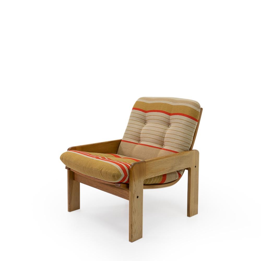 Birchwood frame comfortable lounge chair by Yngve Ekström, and produced by Swedese during the 1970s.

This compact lounge chair is completely original, with the original 1970s colorful fabric in excellent condition.

Origination: Sweden, 1970s.