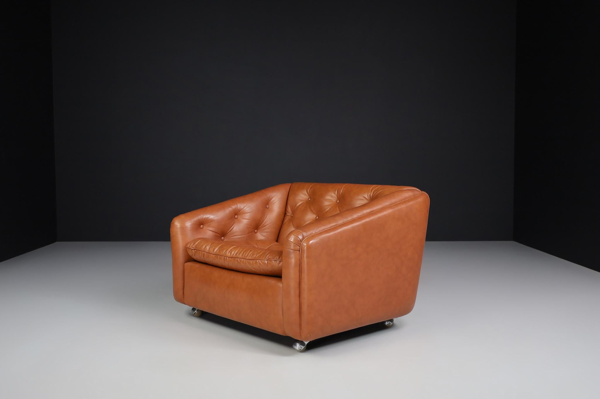 Chaise longue C610 par Geoffrey Harcourt pour Artifort, Pays-Bas 1969

Le cuir riche, de couleur marron café, est toujours en bon état et ne présente pas de défauts significatifs, une belle patine et quelques taches et usures partielles.  Chaise