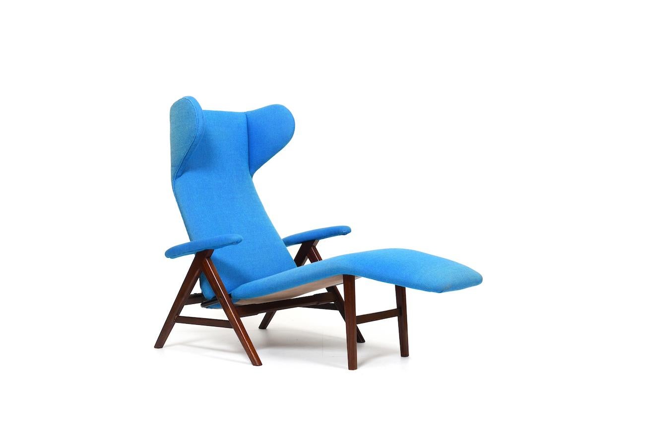Loungesessel aus der Mitte des Jahrhunderts von H.W. Klein für Bramin Dänemark, 1950er Jahre.
Mit Kippfunktion, die ihn äußerst bequem macht. Der Sitz ist als Chaiselongue ausgezogen. Im Originalzustand mit dem blauen Kvadrat Hallingdal. Sockel aus