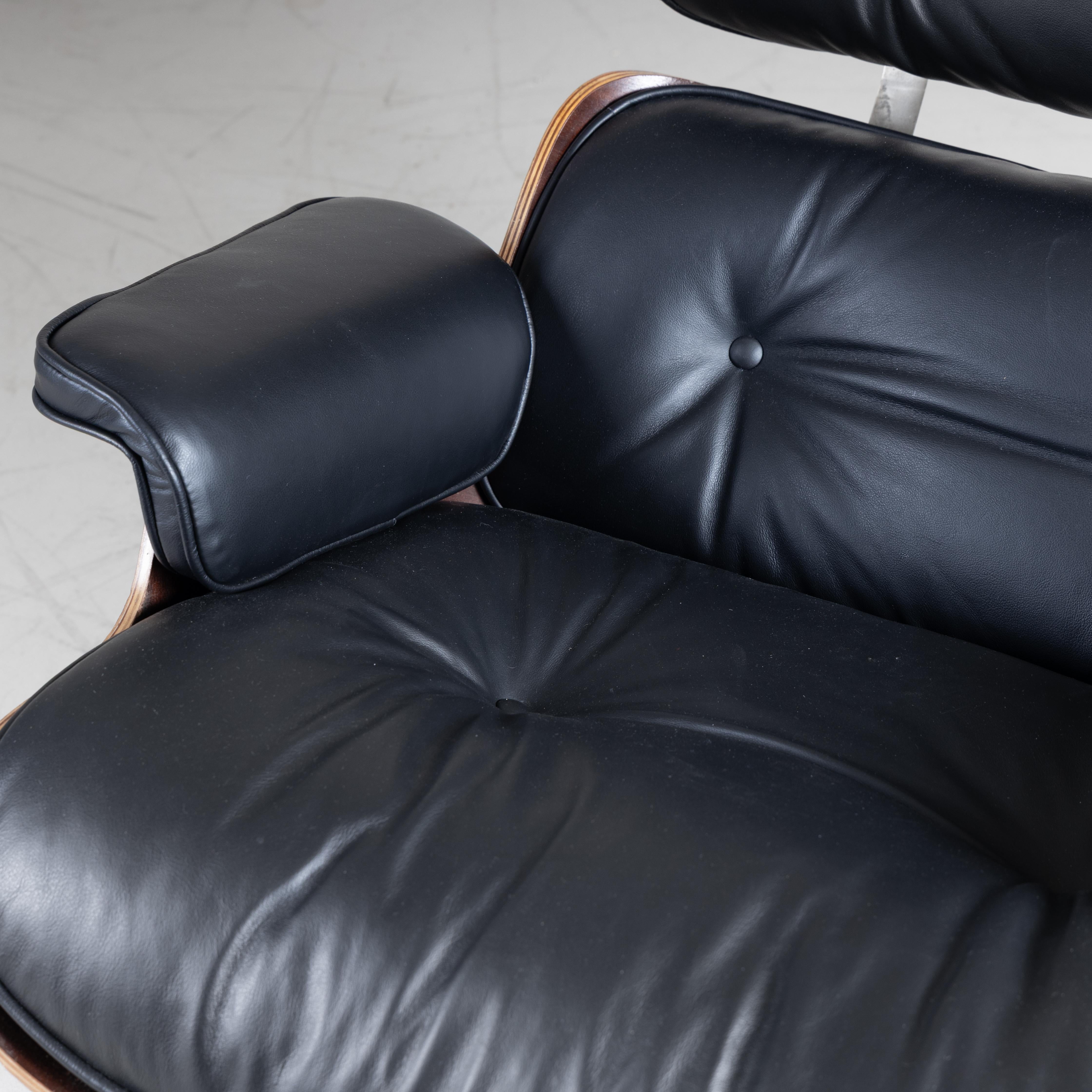 Chaise longue, Charles et Ray Eames, Vitra Production 1990, USA, 1956 (design original). Structure en contreplaqué courbé avec finition en bois de rose, revêtement en cuir et base en aluminium moulé sous pression. Dimensions : Chaise longue environ