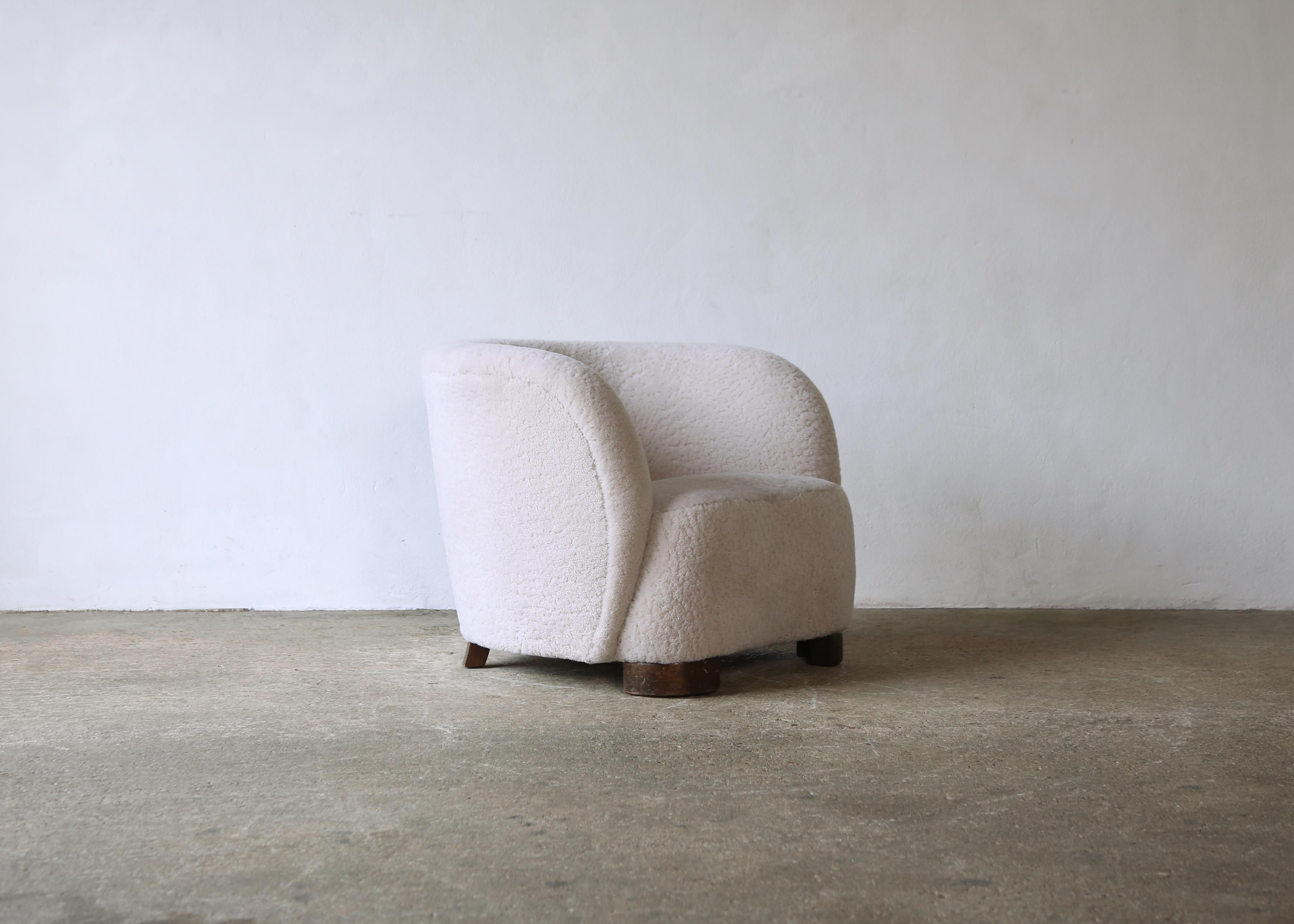 Superbe chaise longue, nouvellement recouverte de peau de mouton naturelle, Danemark, années 1940.  Expédition rapide dans le monde entier.





.