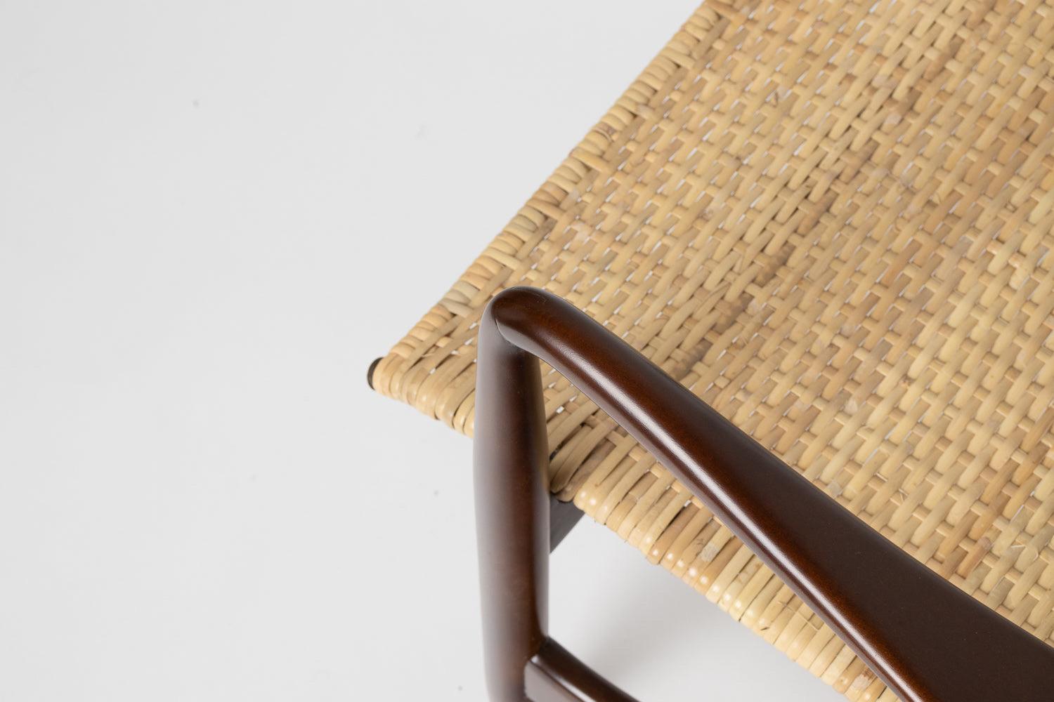 Dieser seltene Loungesessel von Ib Kofod-Larsen ist eine skulpturale Ikone des dänischen Modernismus und verbindet einen lyrischen Rahmen mit einer transparenten, luftig-leichten Sitzfläche. Gefertigt aus massiver Buche, die professionell gebeizt