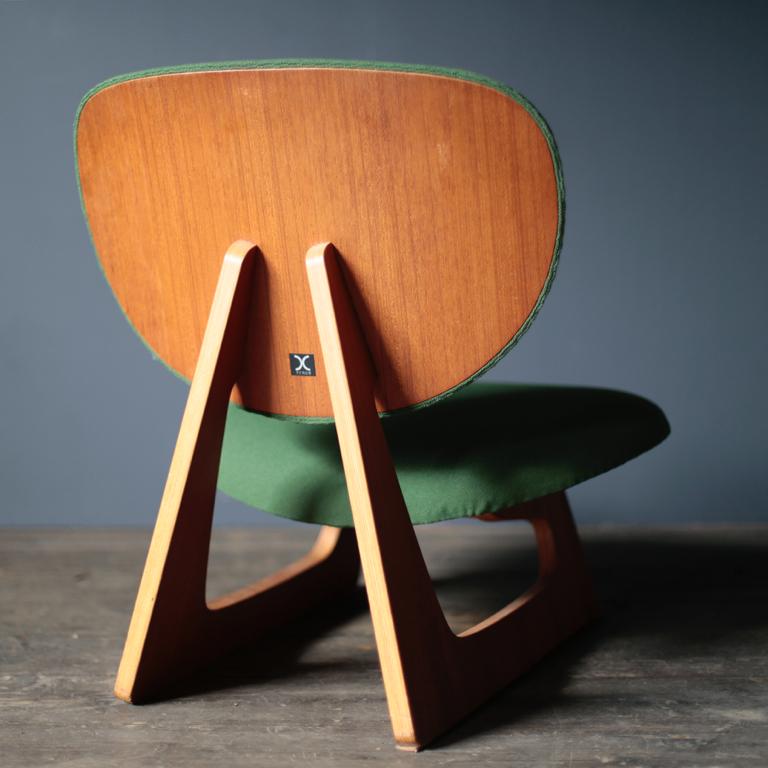 Pair of lounge chairs designed by Junzo Sakakura manufactured by Tendo in Japan.
Manufacturers' seals are in existence.
This seal was used in the 1970s.
The kanji seal was used before it was exhibited in Milan Salone.