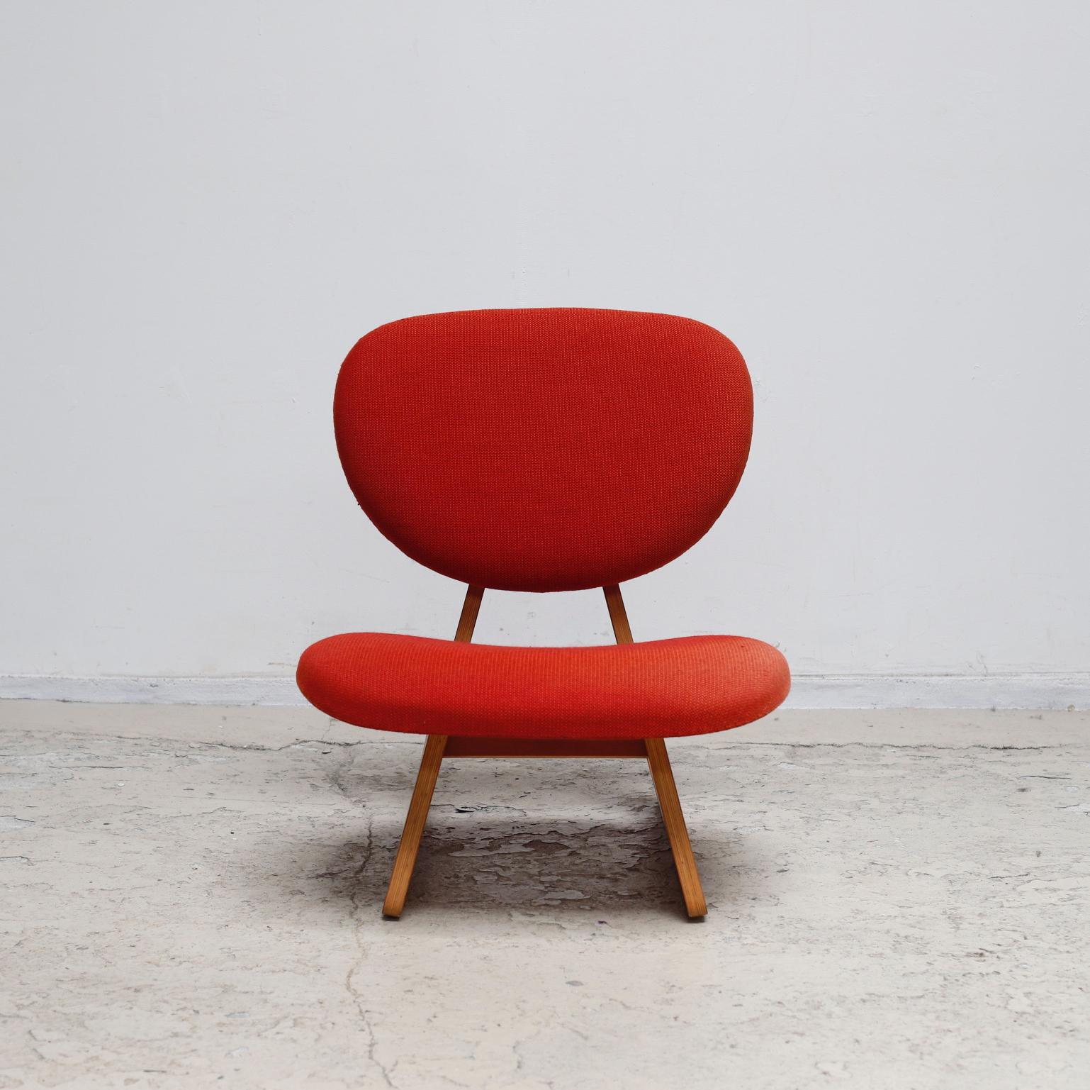 Lounge chair designed by Junzo Sakakura manufactured by Tendo in Japan.
Manufacturers' seals are in existence.
This seal was used in the 1970s.
The kanji seal was used before it was exhibited in Milan Salone.
The fabric is also original.
The