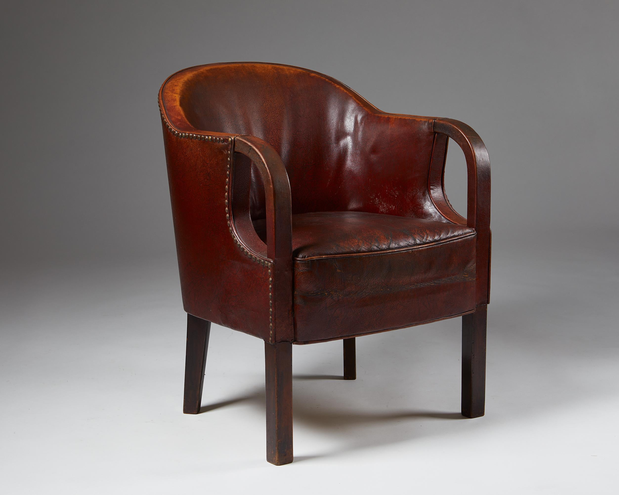 Lounge chair, designed by Kay Fisker,
Denmark, 1930’s.

Mahogany frame and brown leather.

Measurements:
H: 83 cm
SH: 47 cm
W: 52 cm
D: 58 cm