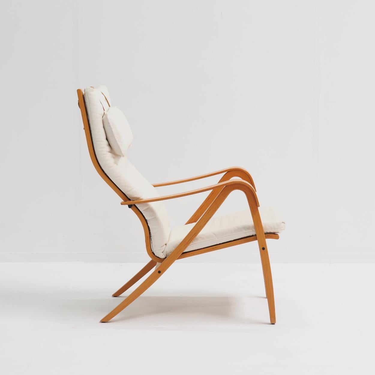Mid-Century Modern Lounge Chair designed by the Finnish Designer Simo Heikillä For Sale