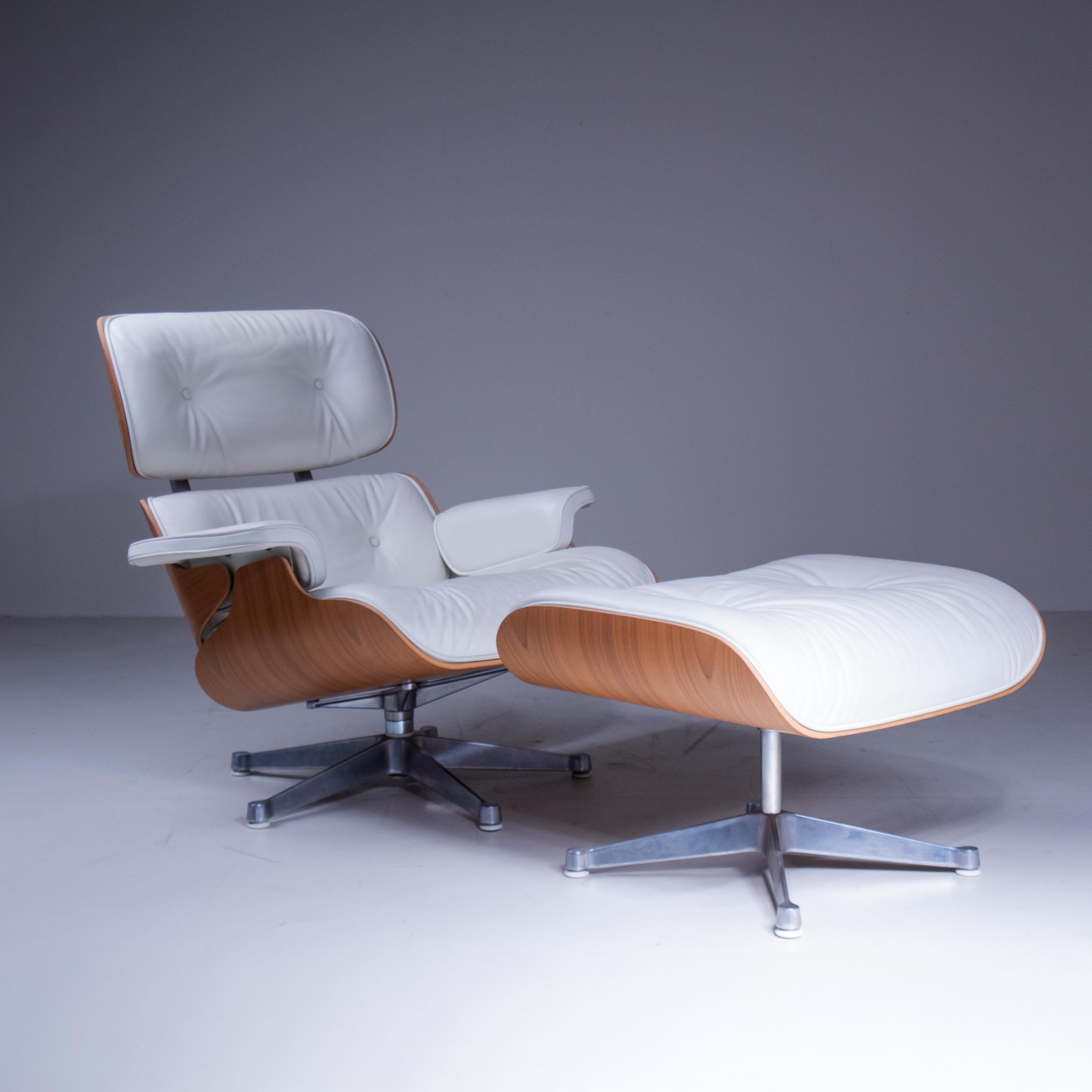 Chaise longue et ottoman, paire, Charles et Ray Eames, Vitra Production 1990, USA, 1956 (design original). Structure en contreplaqué cintré, revêtement en cuir blanc et base en aluminium moulé sous pression. Provenance : Maison privée. Signes d'âge