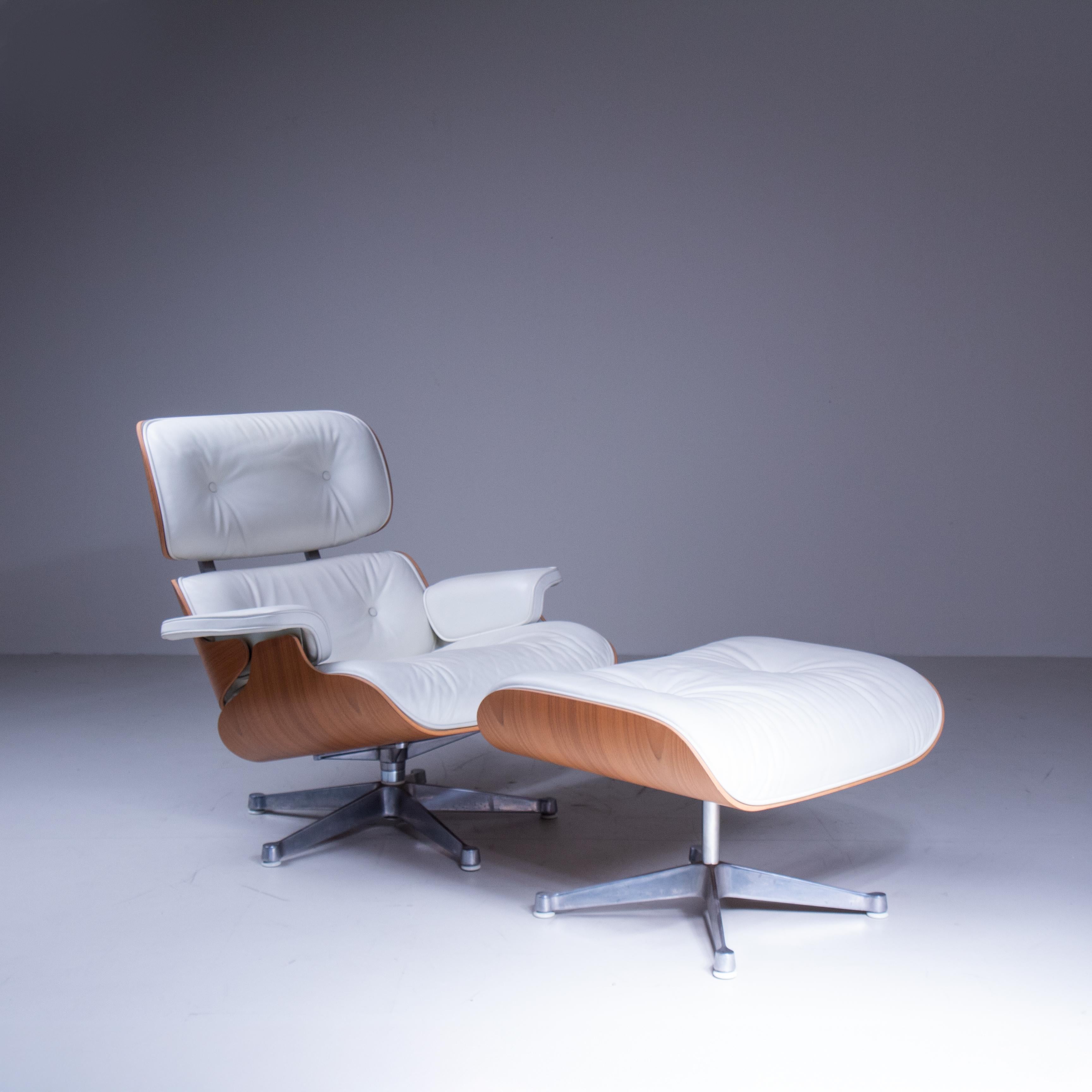 Mid-Century Modern Chaise longue et pouf, Charles et Ray Eames, prod. Vitra, 1950 en vente