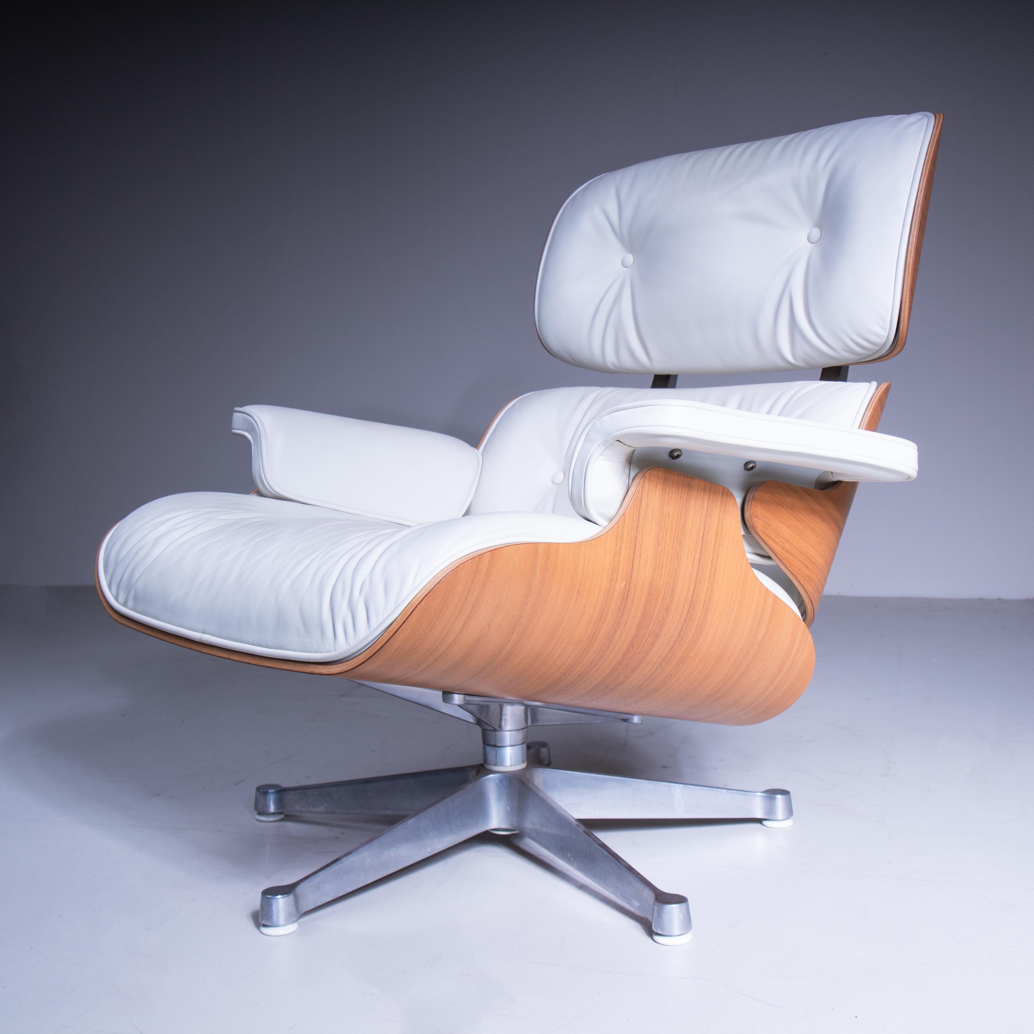 Cuir Chaise longue et pouf, Charles et Ray Eames, prod. Vitra, 1950 en vente