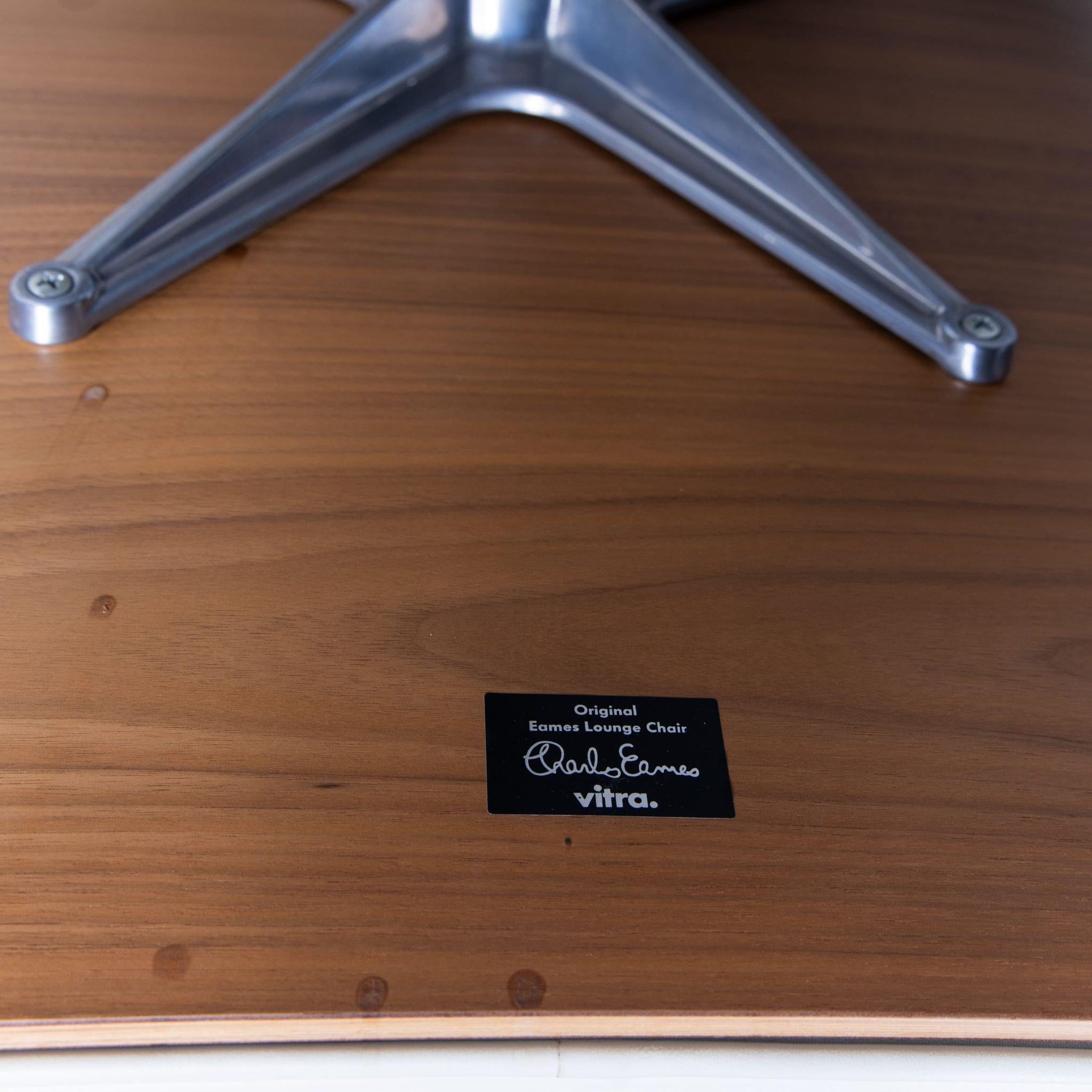 Lounge Chair e ottomano, Charles e Ray Eames, prod. Vitra, 1950 in vendita 11