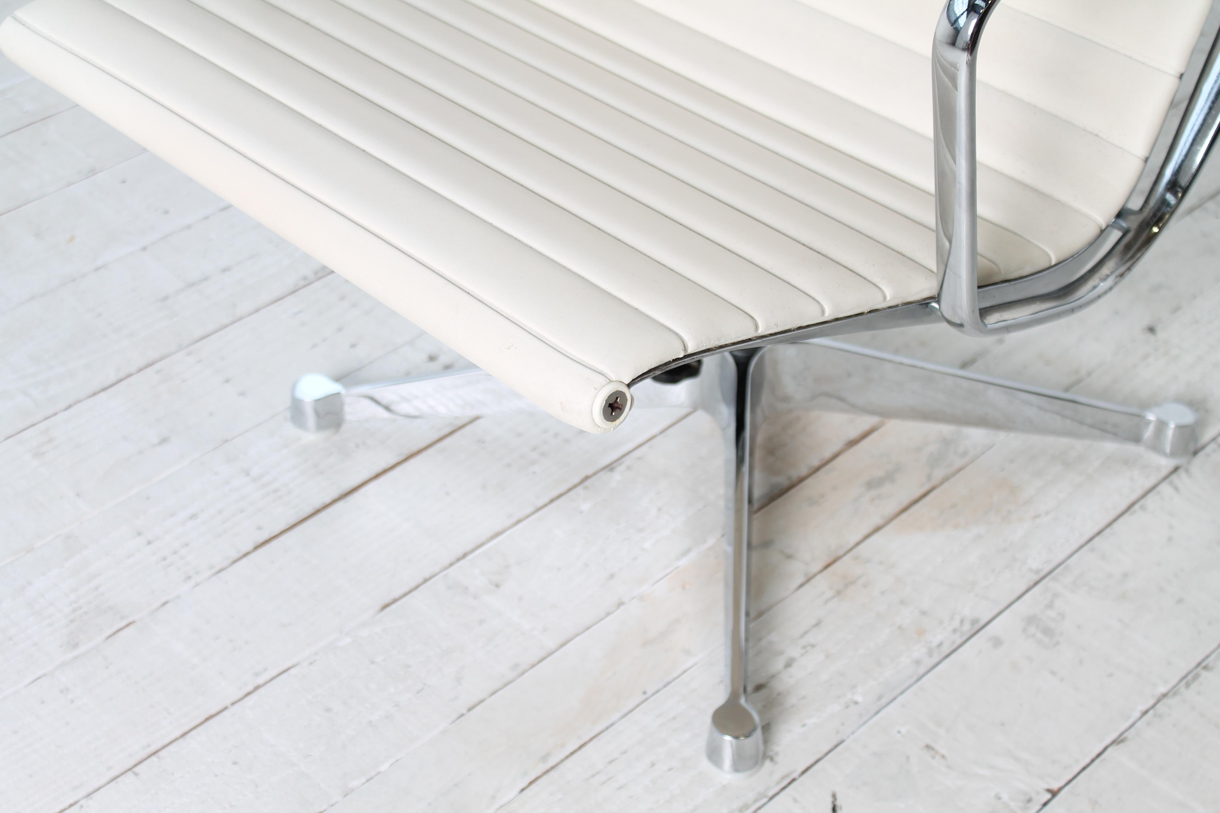 Lounge Chair EA 124 by Charles & Ray Eames for Herman Miller For Sale 3