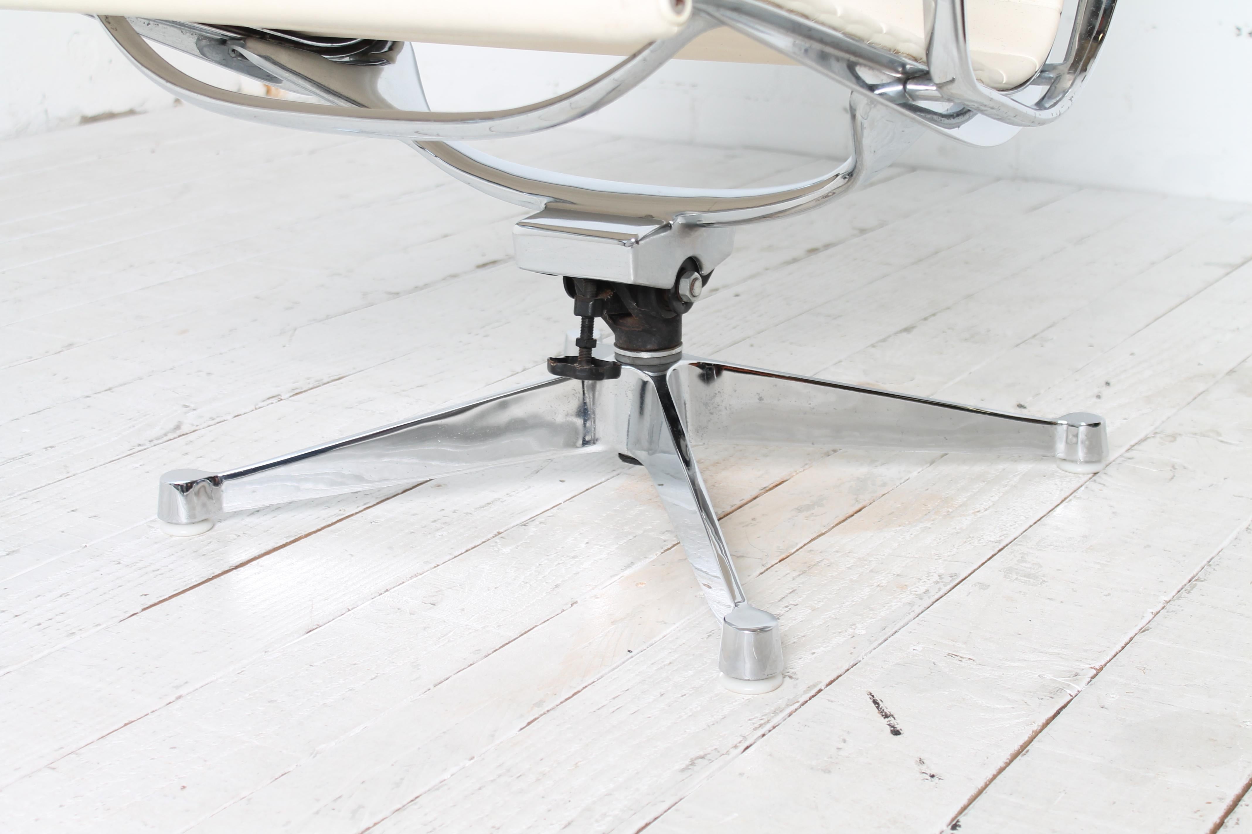 Lounge Chair EA 124 by Charles & Ray Eames for Herman Miller For Sale 4