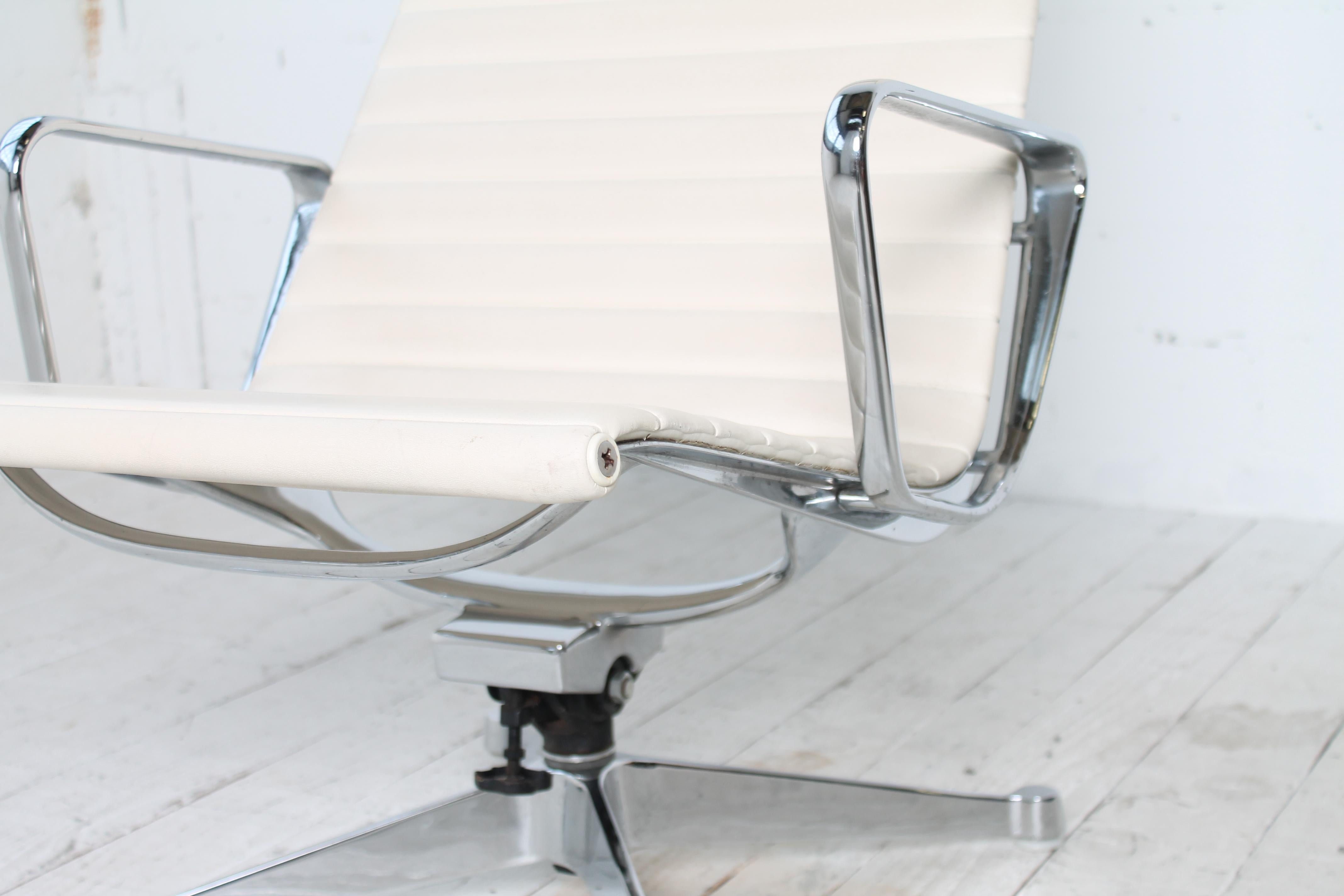 Lounge Chair EA 124 by Charles & Ray Eames for Herman Miller For Sale 6