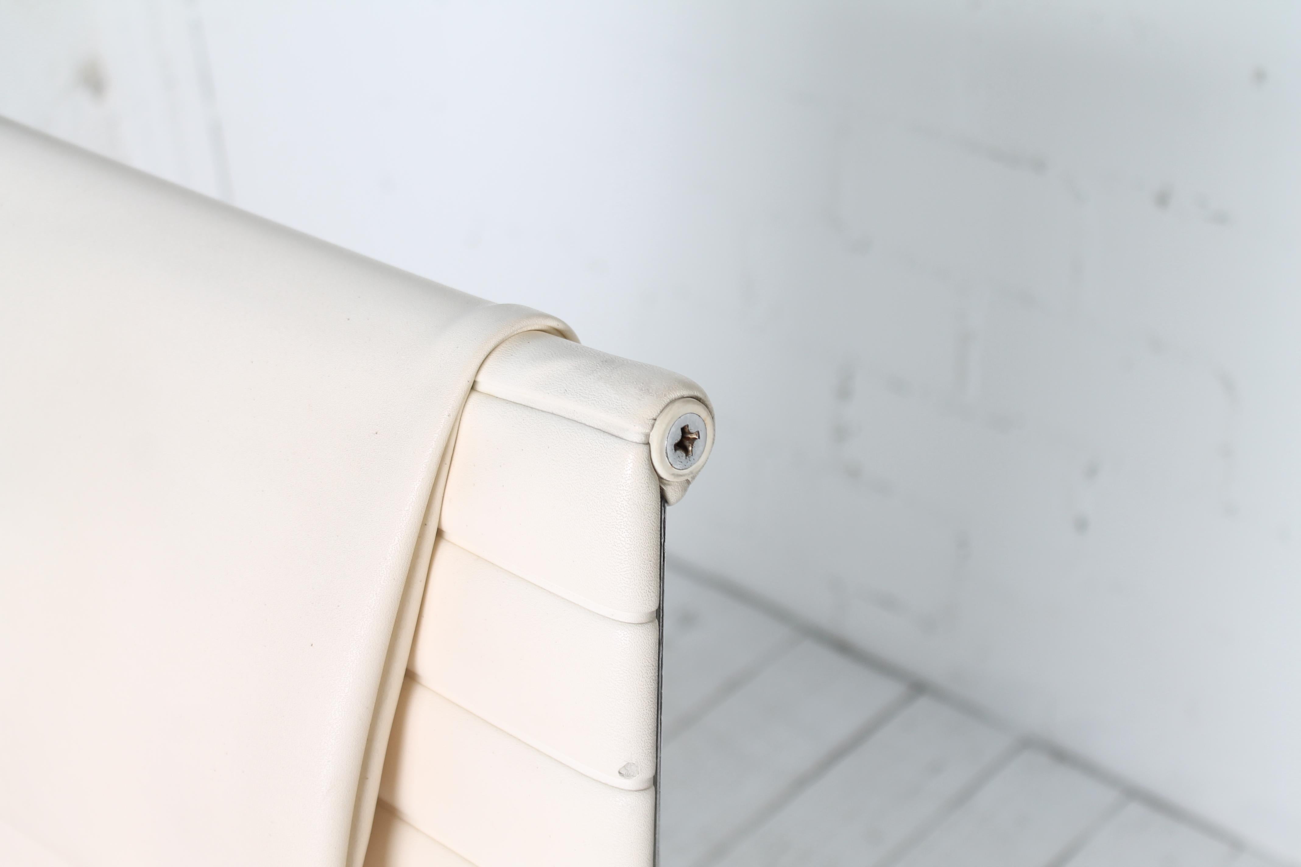 Lounge Chair EA 124 by Charles & Ray Eames for Herman Miller For Sale 7