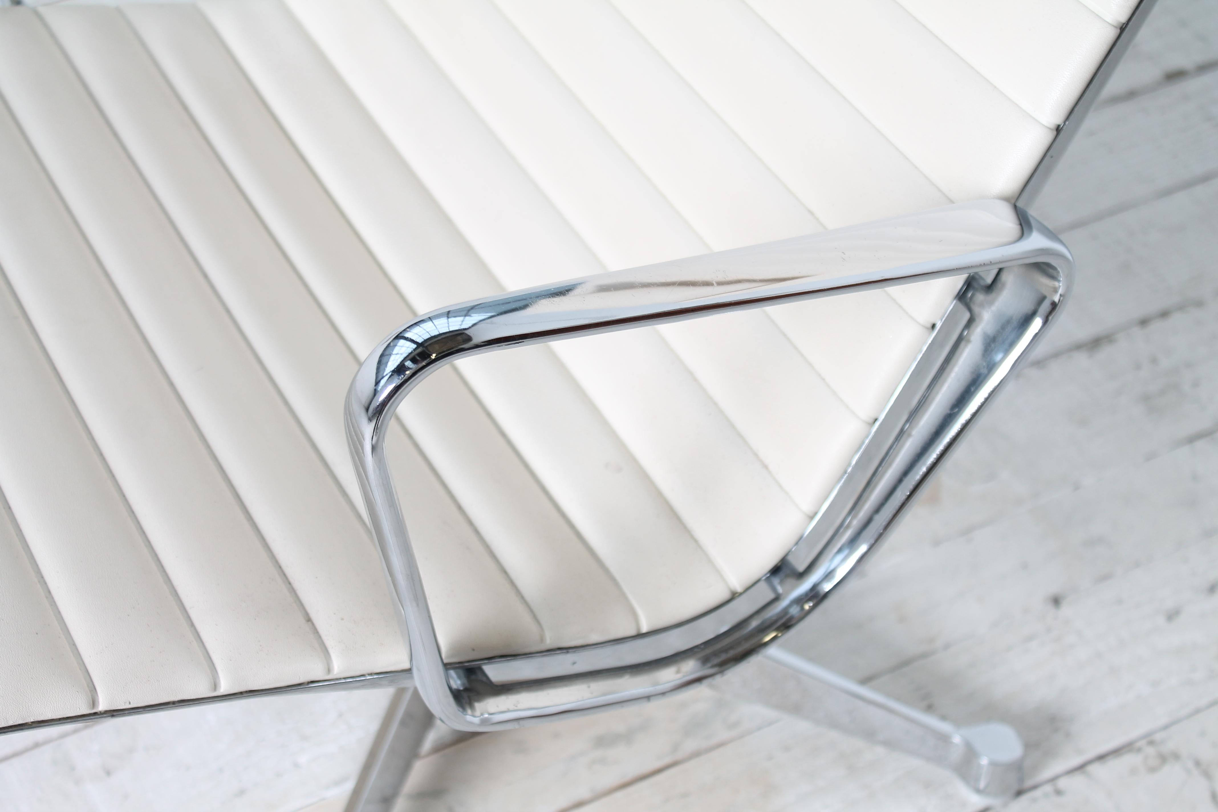 Lounge Chair EA 124 by Charles & Ray Eames for Herman Miller For Sale 9