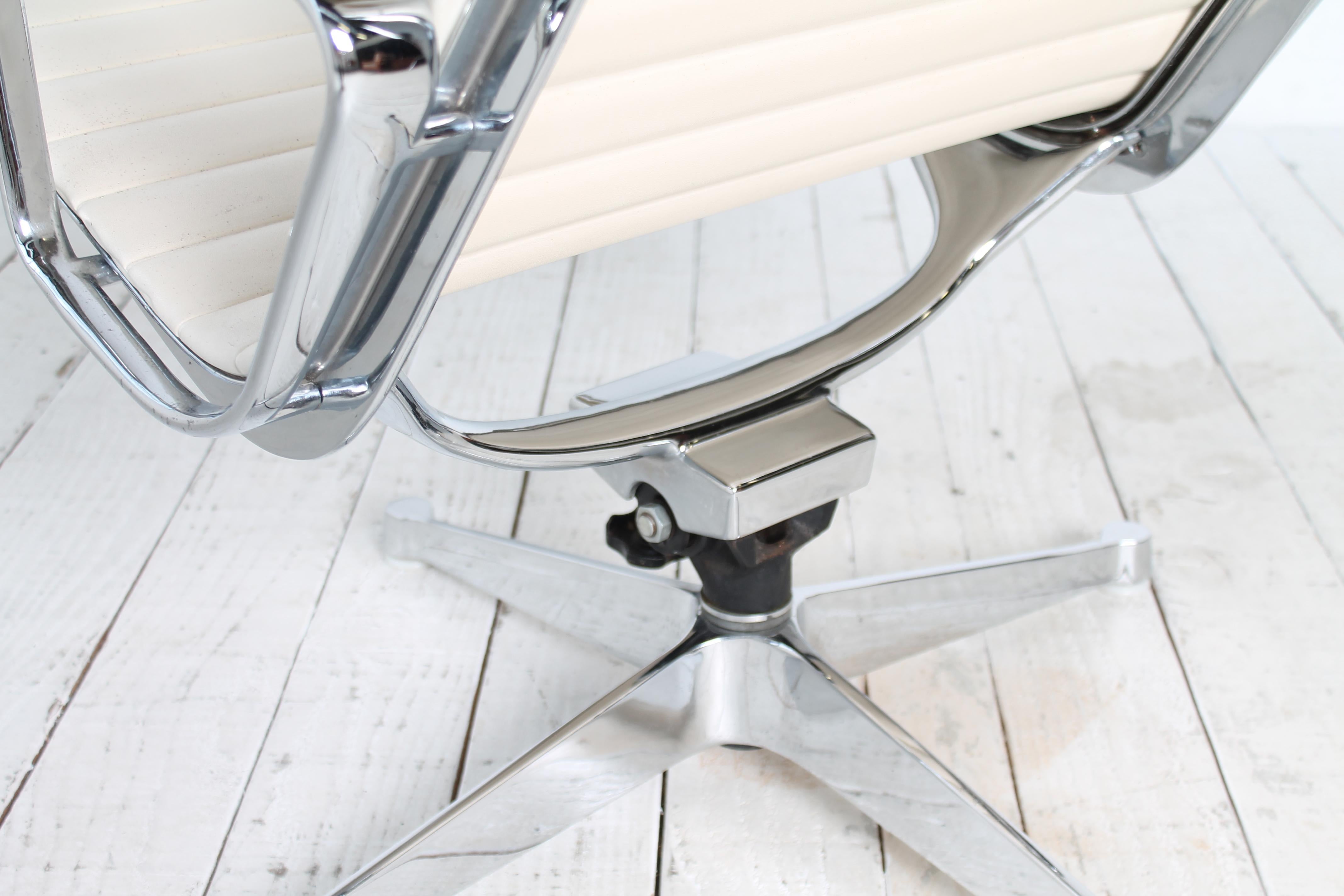 Lounge Chair EA 124 by Charles & Ray Eames for Herman Miller For Sale 12