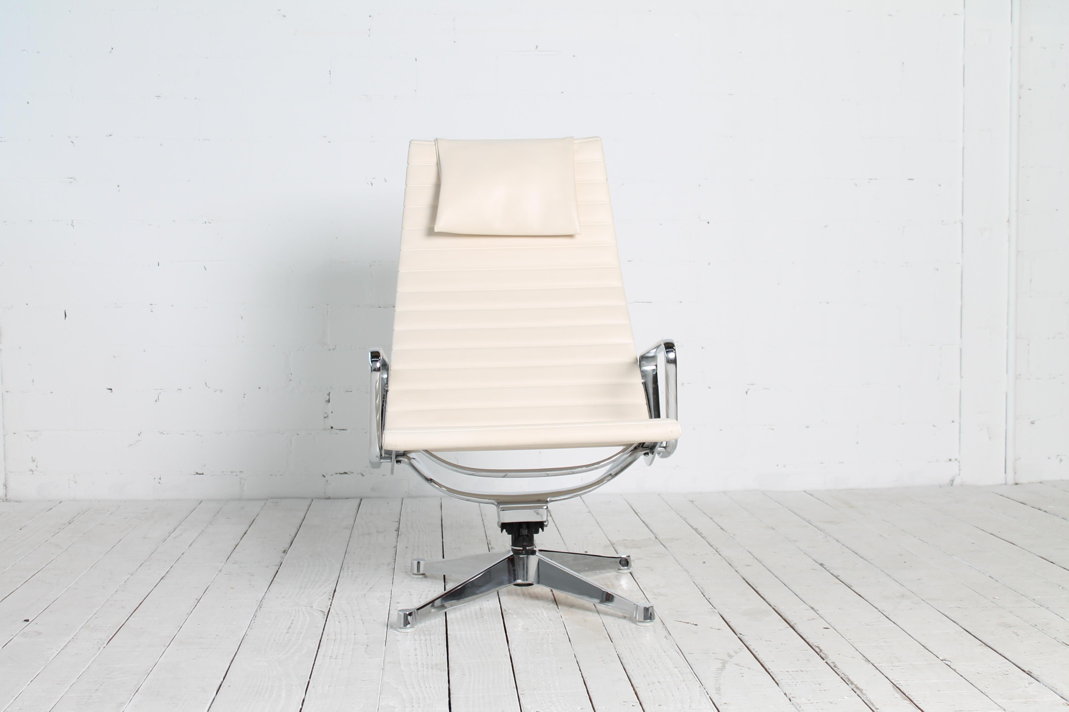 Schöner Vintage EA 124 Lounge Chair aus der Alu Group von Ray und Charles Eames für Herman Miller. Bei dem hier angebotenen Modell mit weißem Skai-Leder handelt es sich um den Hochlehner der Alu Group mit Dreh- und Kipp/Wippmechanismus sowie kleinem