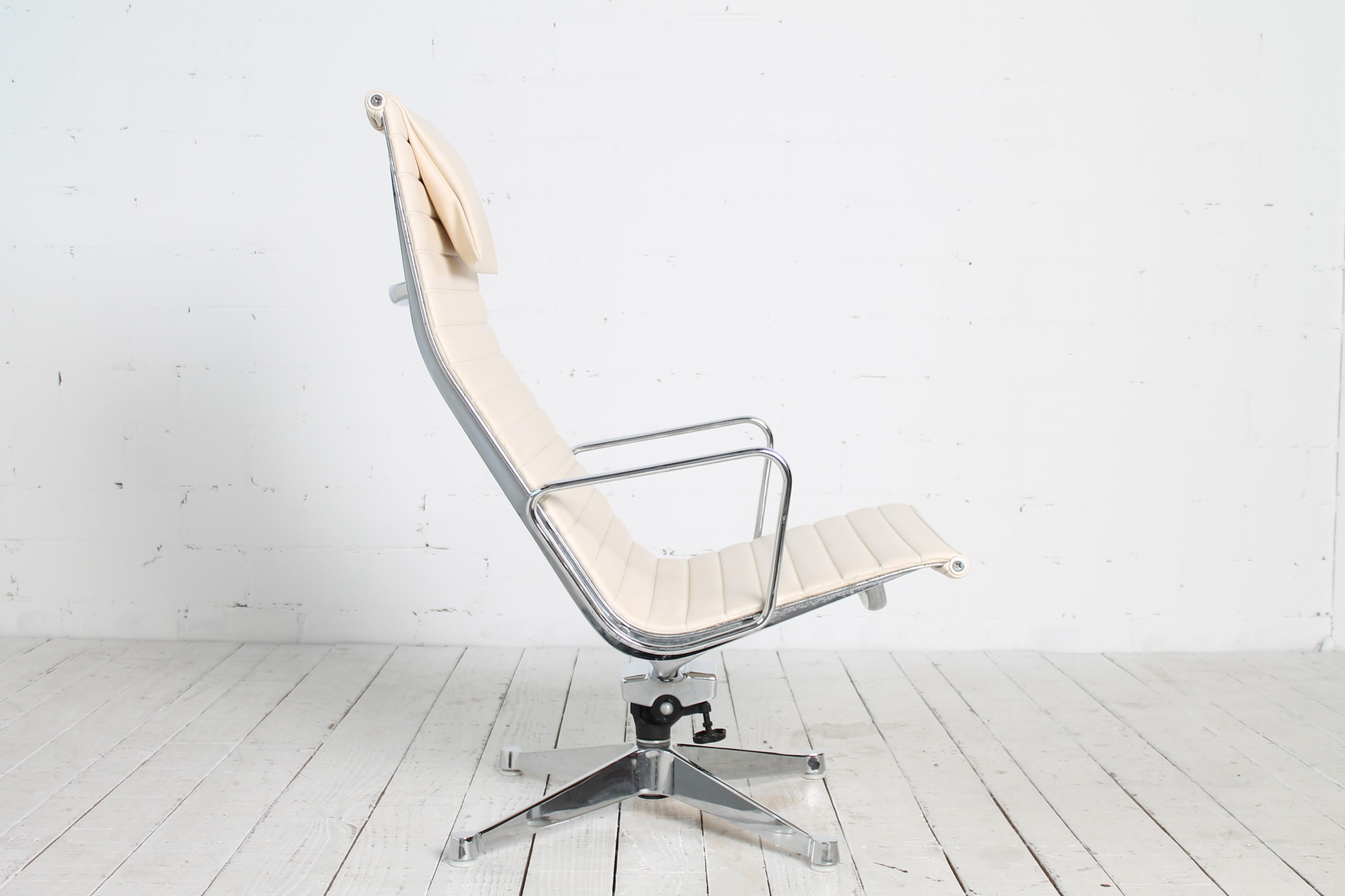 Mid-Century Modern Lounge Chair EA 124 by Charles & Ray Eames for Herman Miller For Sale
