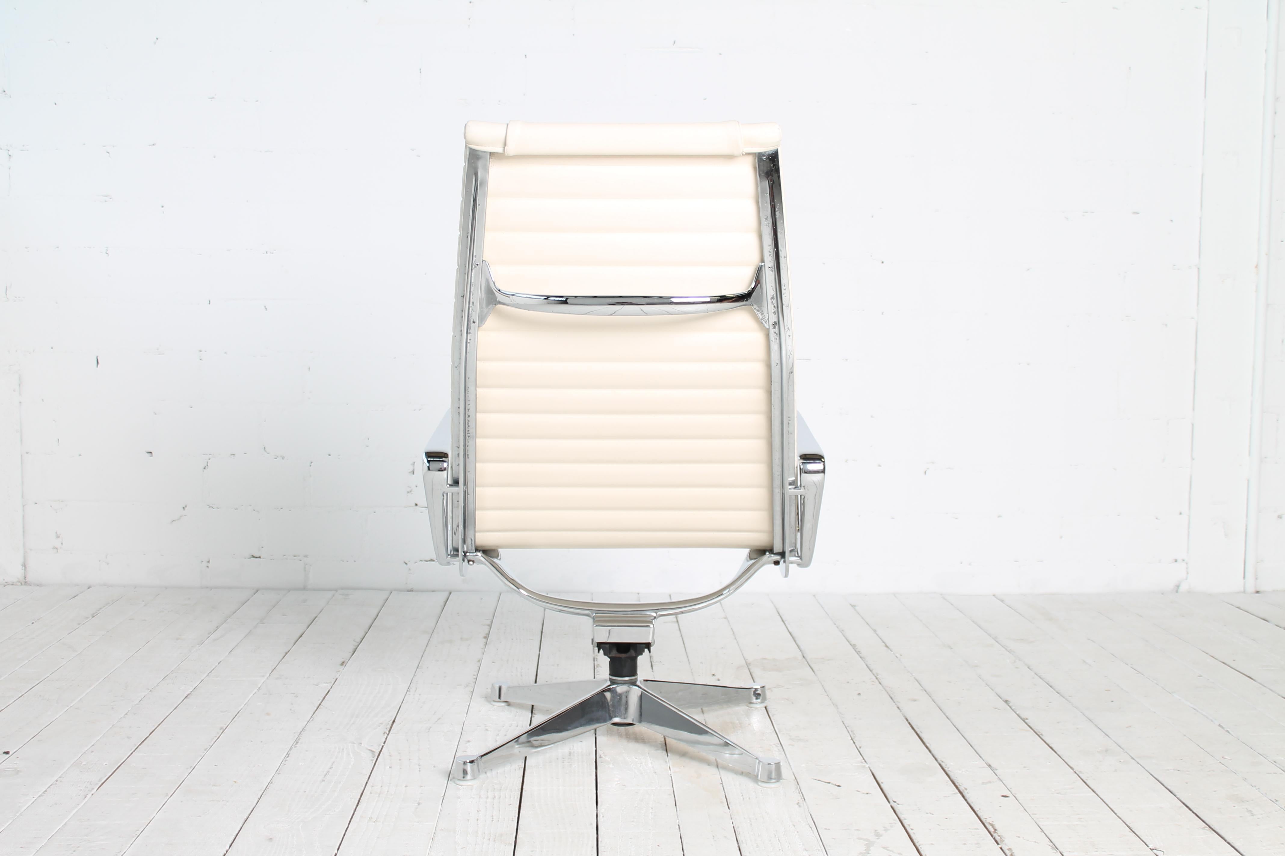 American Lounge Chair EA 124 by Charles & Ray Eames for Herman Miller For Sale