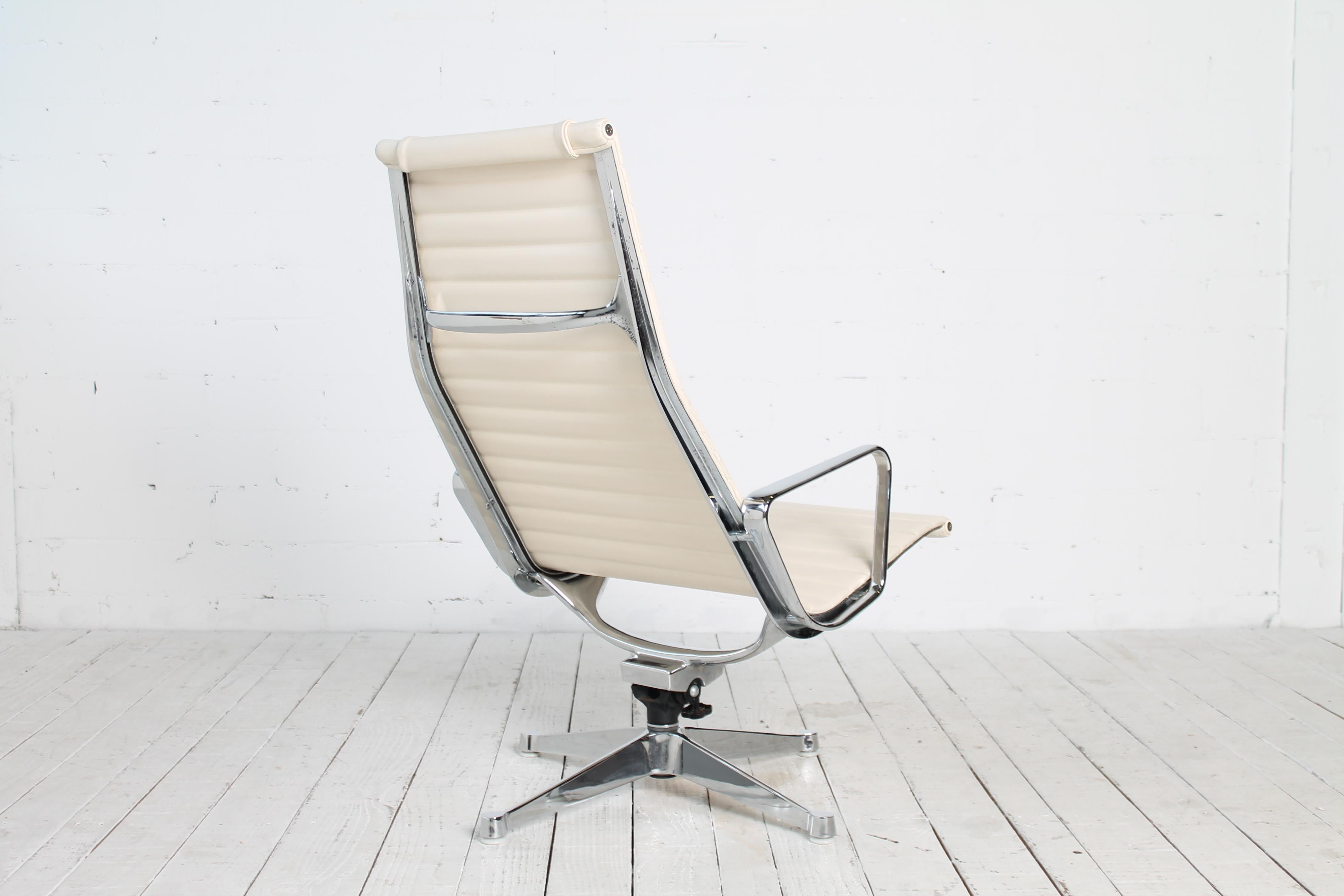 Lounge Chair EA 124 by Charles & Ray Eames for Herman Miller In Good Condition For Sale In Gießen, DE