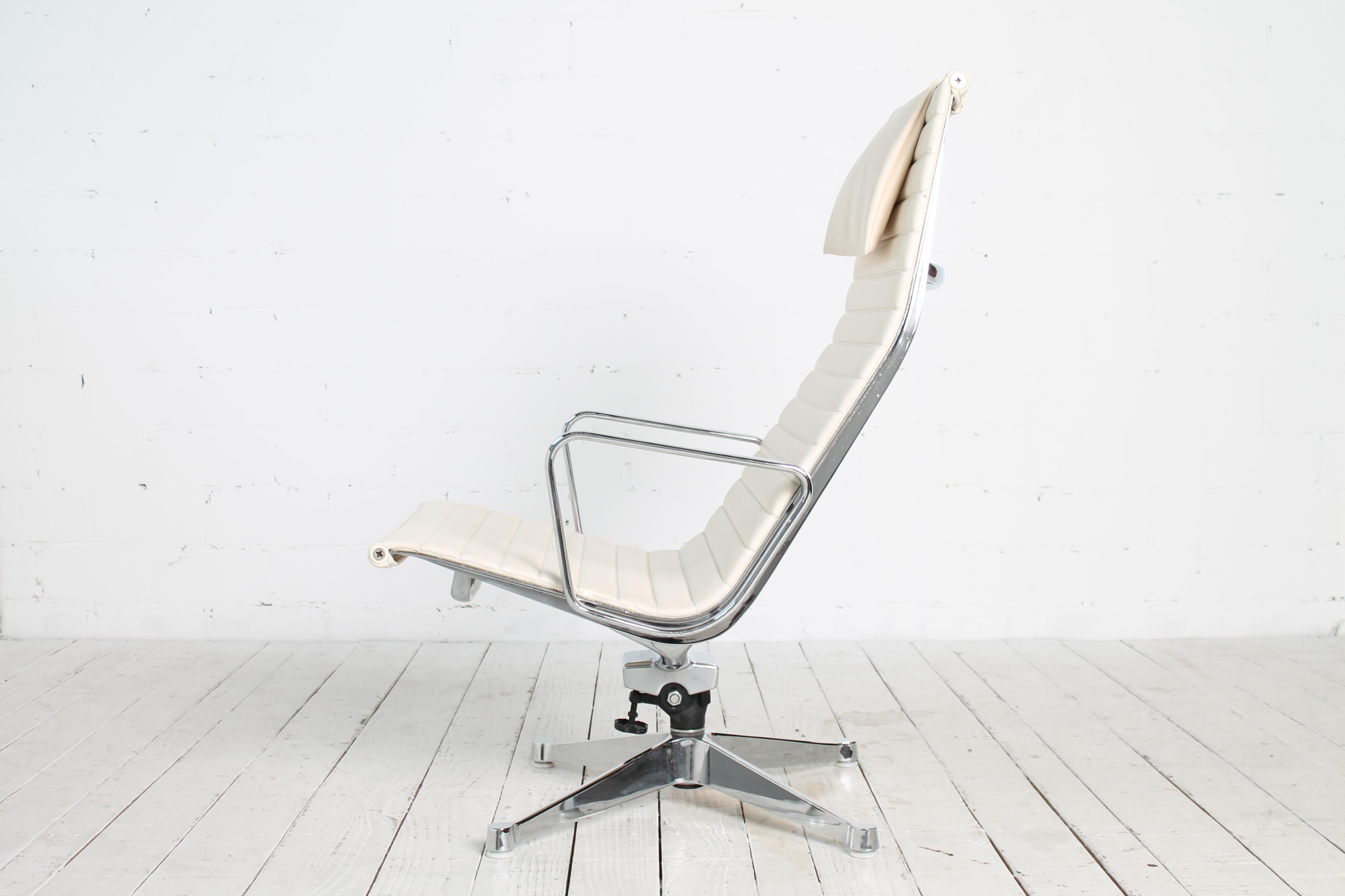 Mid-20th Century Lounge Chair EA 124 by Charles & Ray Eames for Herman Miller For Sale