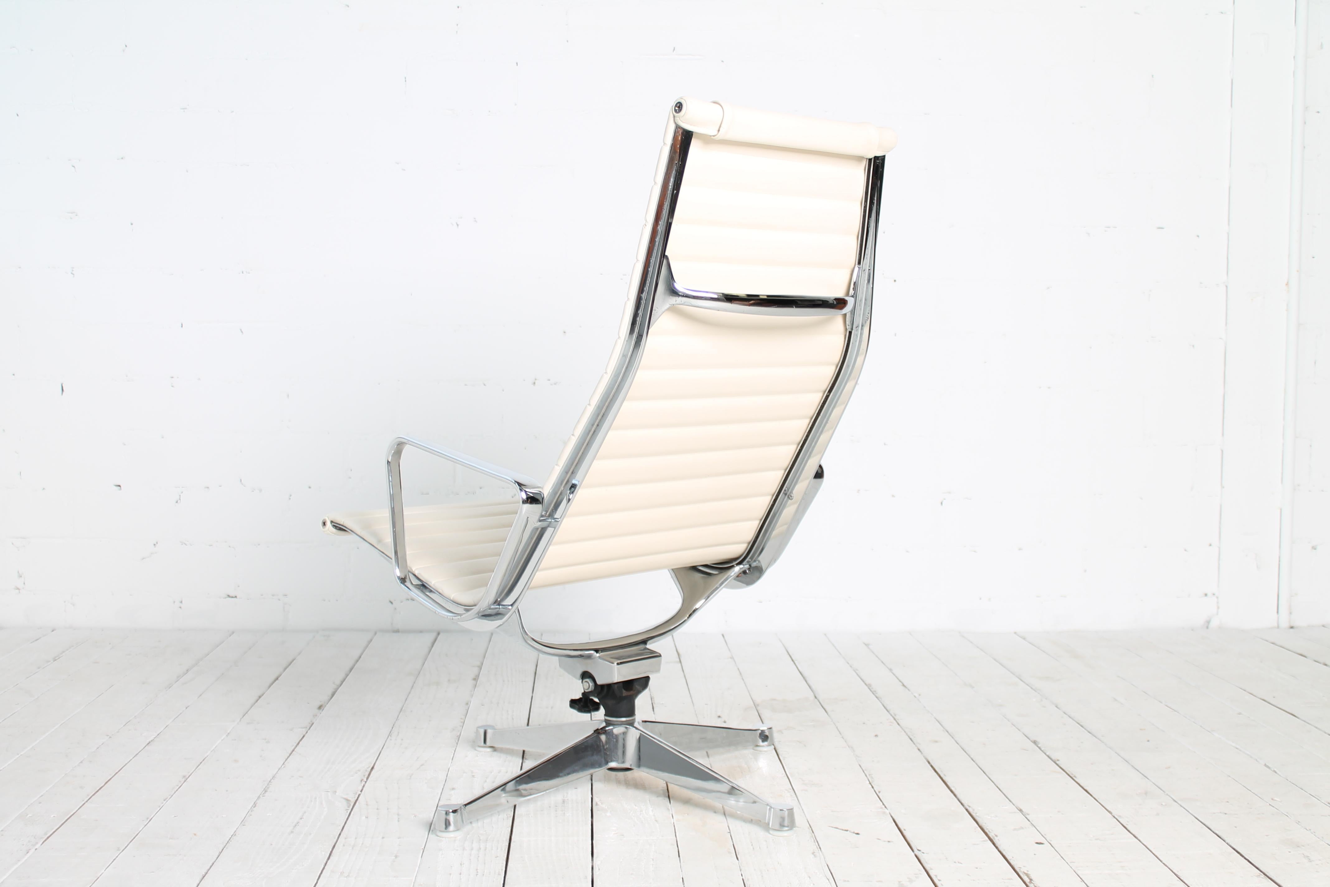 Aluminum Lounge Chair EA 124 by Charles & Ray Eames for Herman Miller For Sale