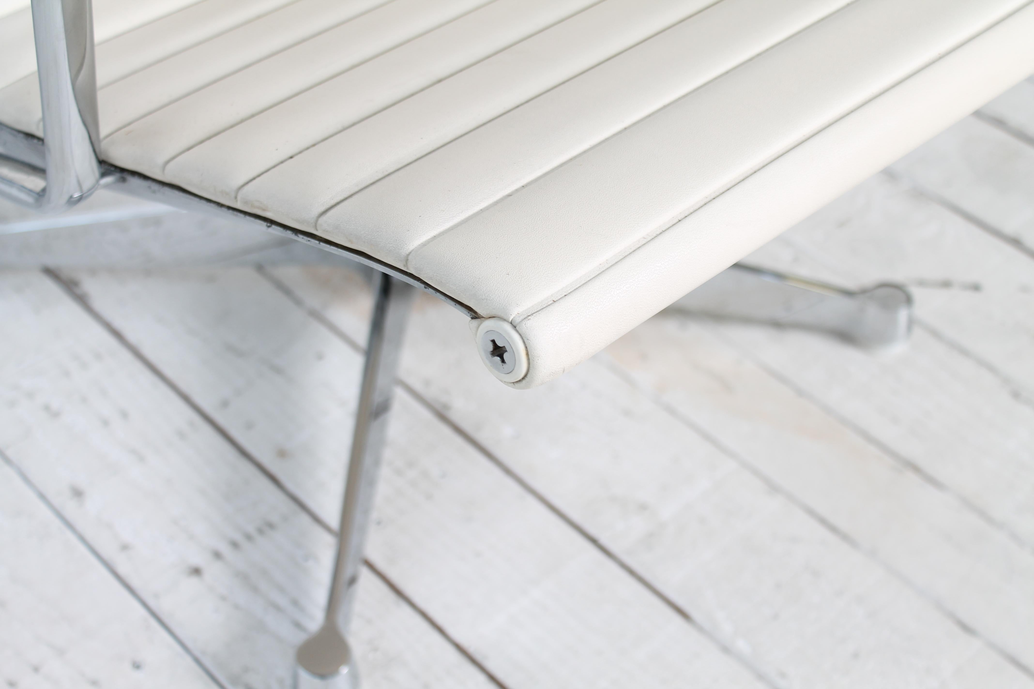 Lounge Chair EA 124 by Charles & Ray Eames for Herman Miller For Sale 2