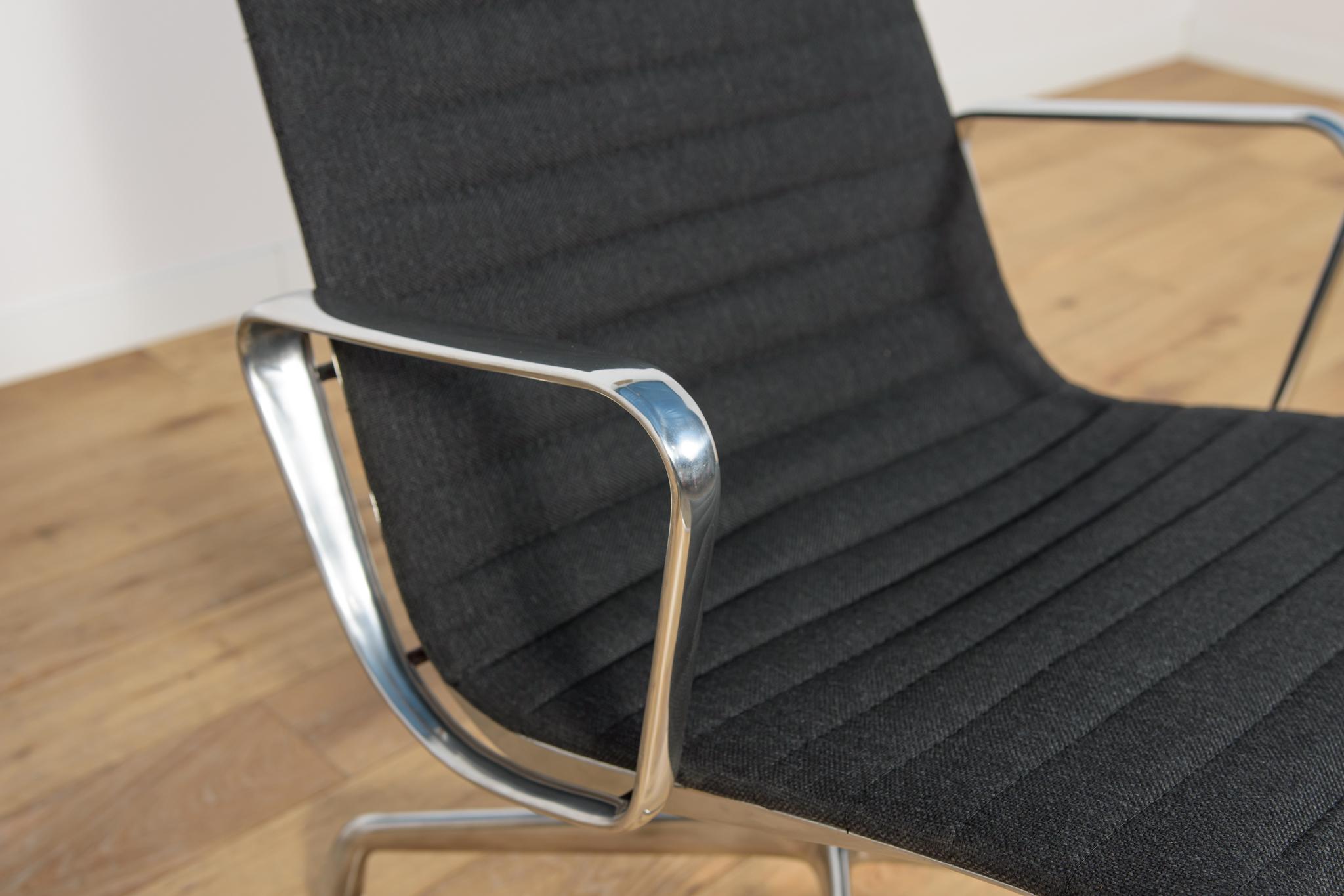 Lounge Chair EA124 by Charles & Ray Eames for Herman Miller, United States, 1980 For Sale 3
