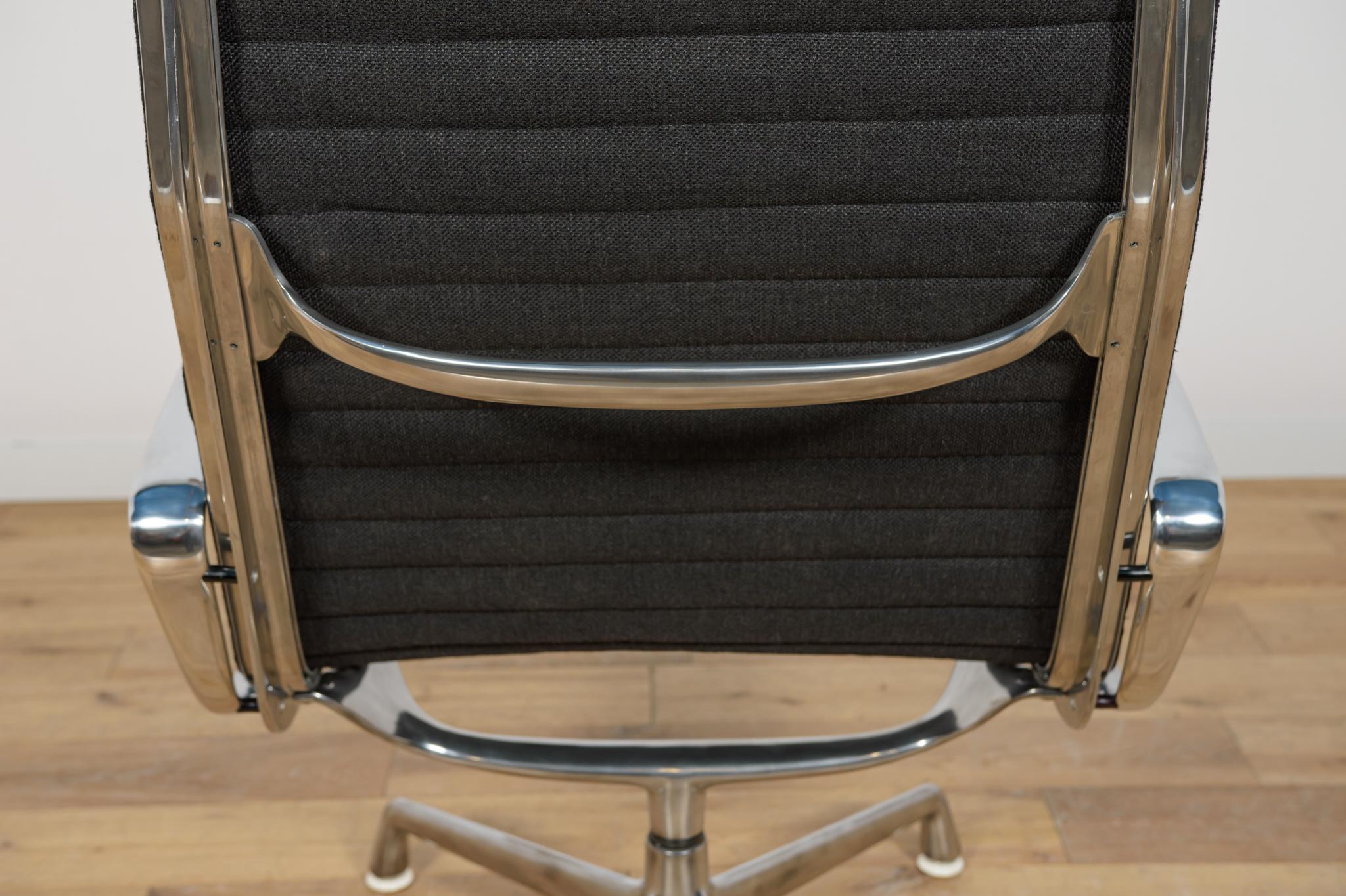 Lounge Chair EA124 by Charles & Ray Eames for Herman Miller, United States, 1980 For Sale 11