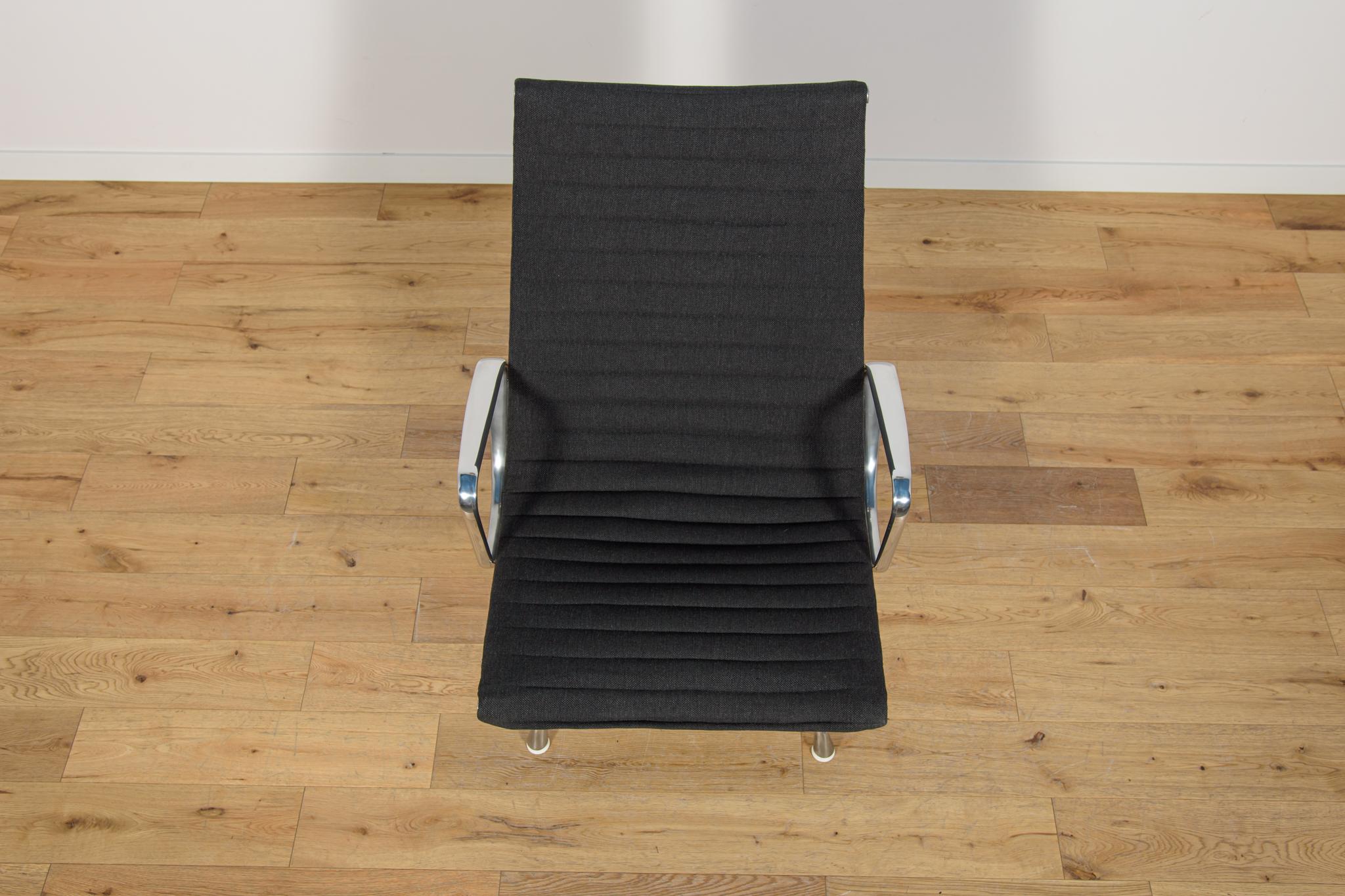 Mid-Century Modern Lounge Chair EA124 by Charles & Ray Eames for Herman Miller, United States, 1980 For Sale