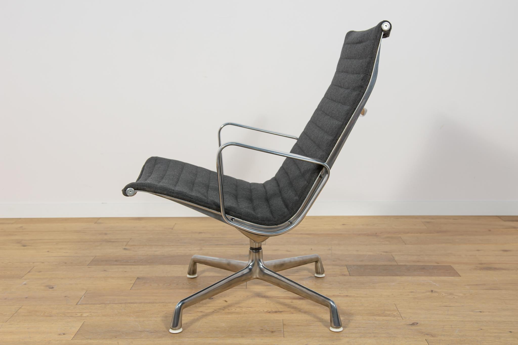 Lounge Chair EA124 by Charles & Ray Eames for Herman Miller, United States, 1980 In Excellent Condition For Sale In GNIEZNO, 30
