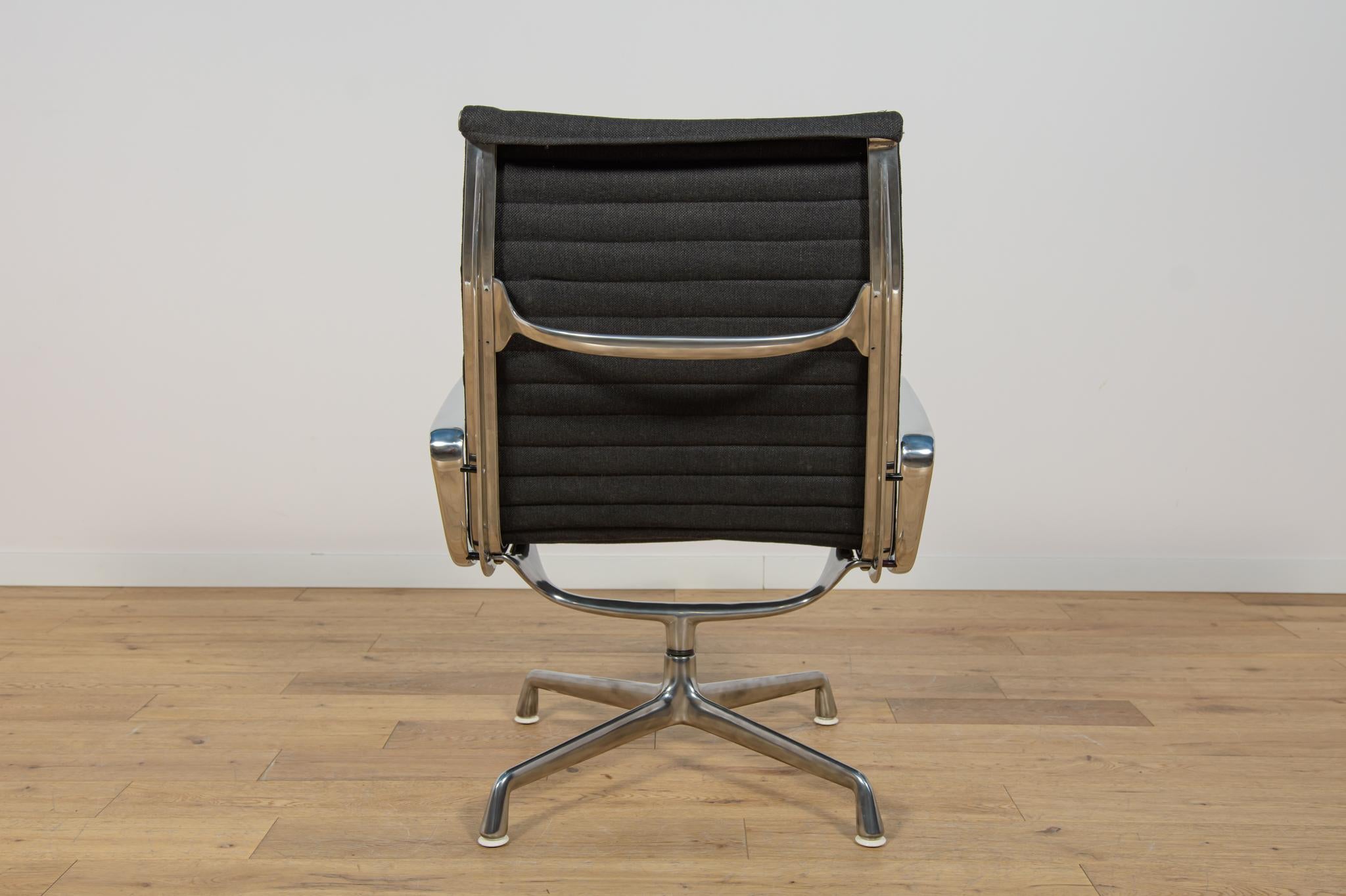 Aluminum Lounge Chair EA124 by Charles & Ray Eames for Herman Miller, United States, 1980 For Sale