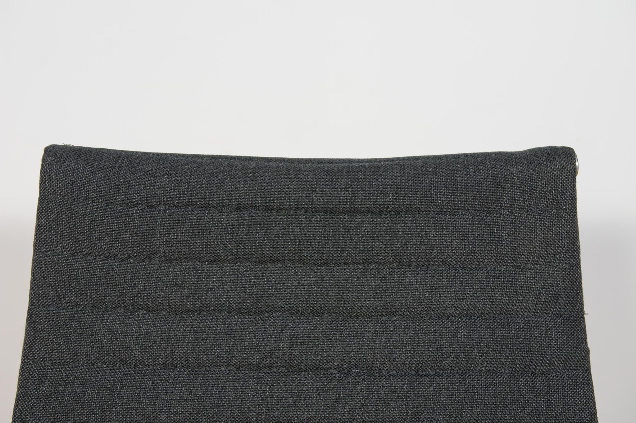 Lounge Chair EA124 by Charles & Ray Eames for Herman Miller, United States, 1980 For Sale 1