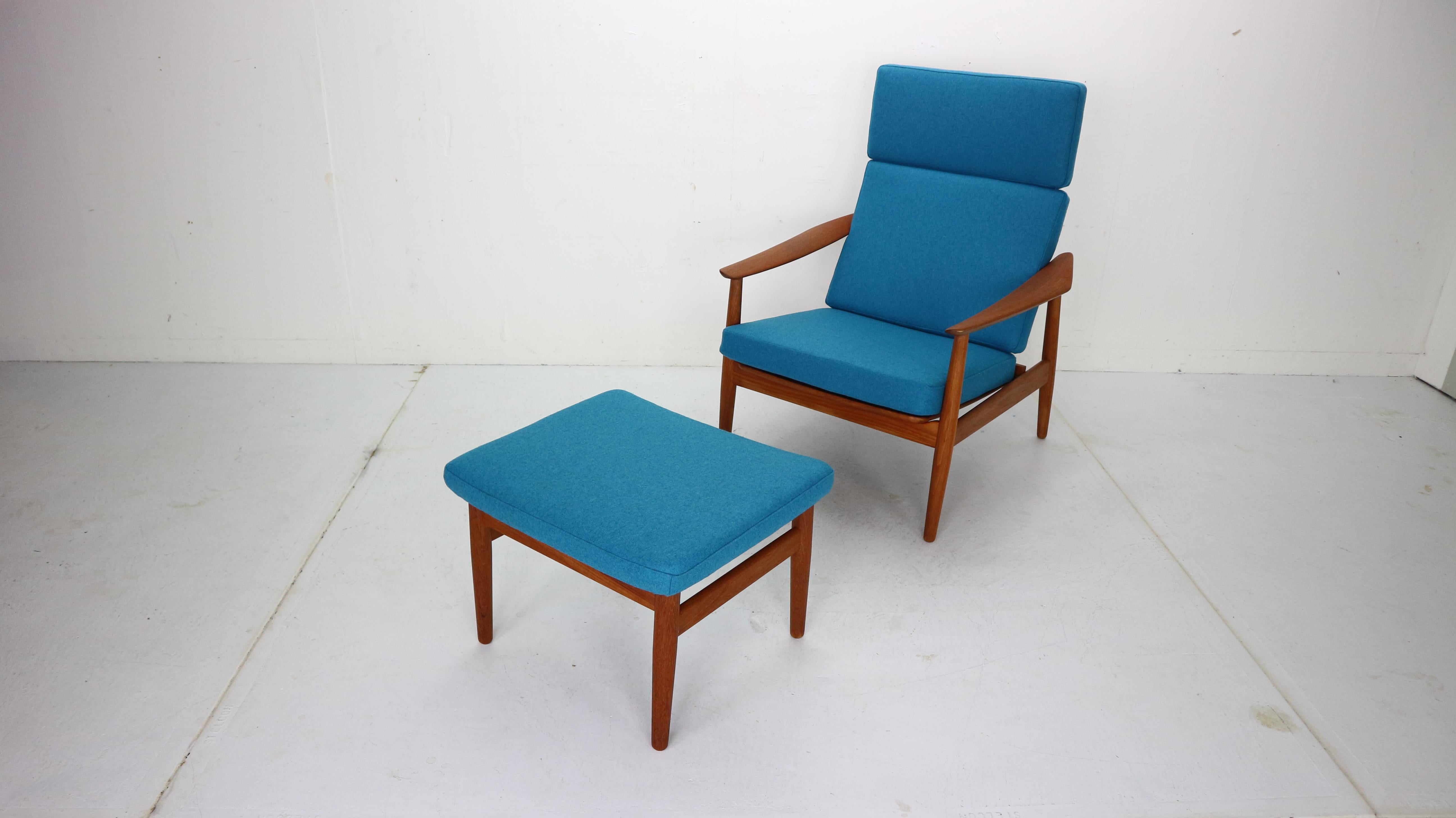 Beautiful set of lounge chair with ottoman designed by Arne Vodder and manufactured for France & Søn in 1960s Denmark.
A modest design with refined details, such as the beautiful carved armrests and back rest of the chair represents Danish design.